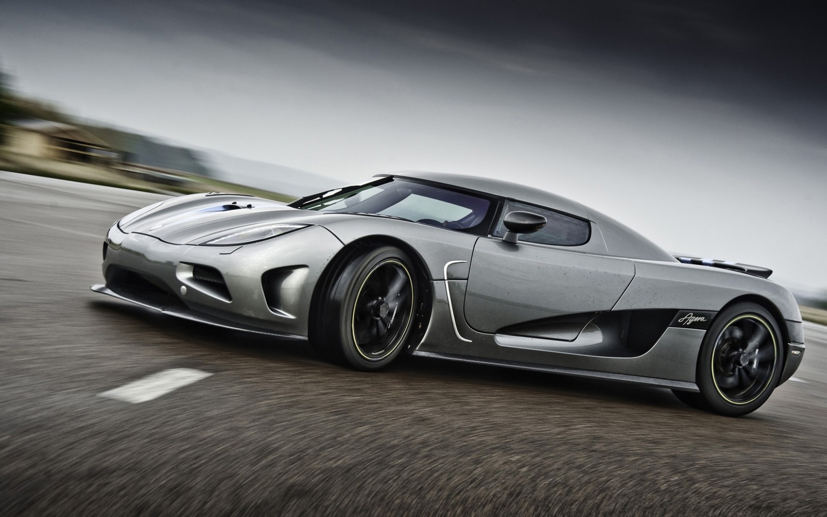 Серый суперкар Koenigsegg Agera