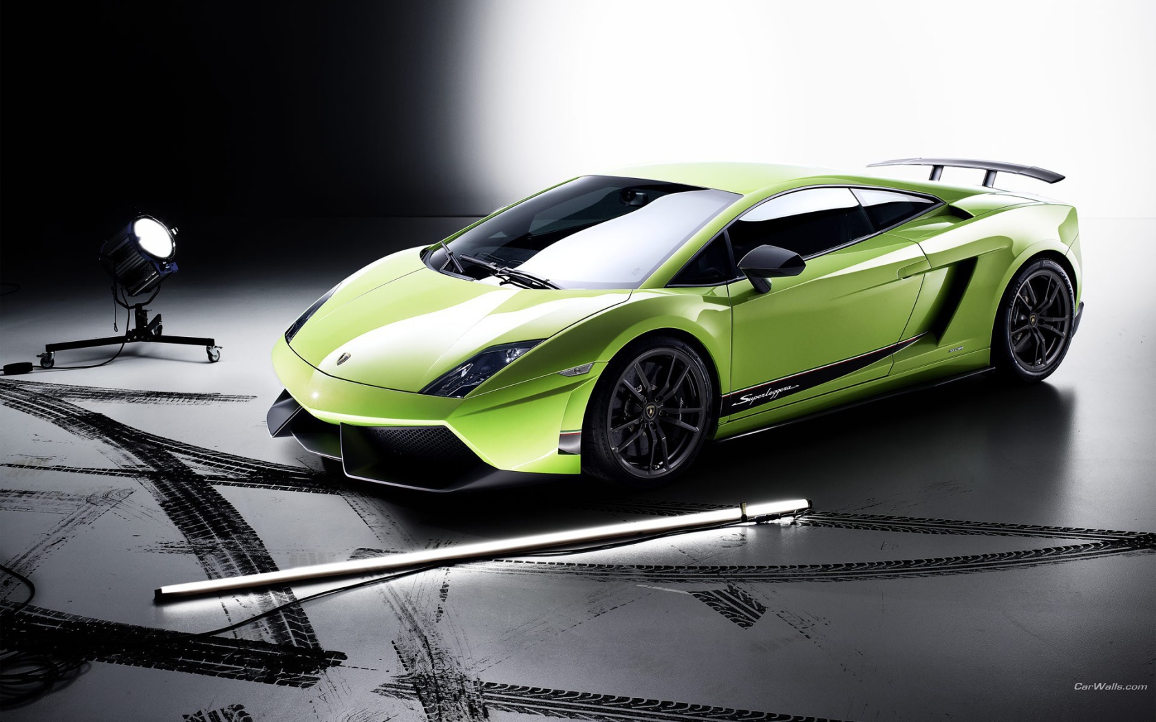 Зеленый Lamborghini Gallardo Superleggera  в павильоне