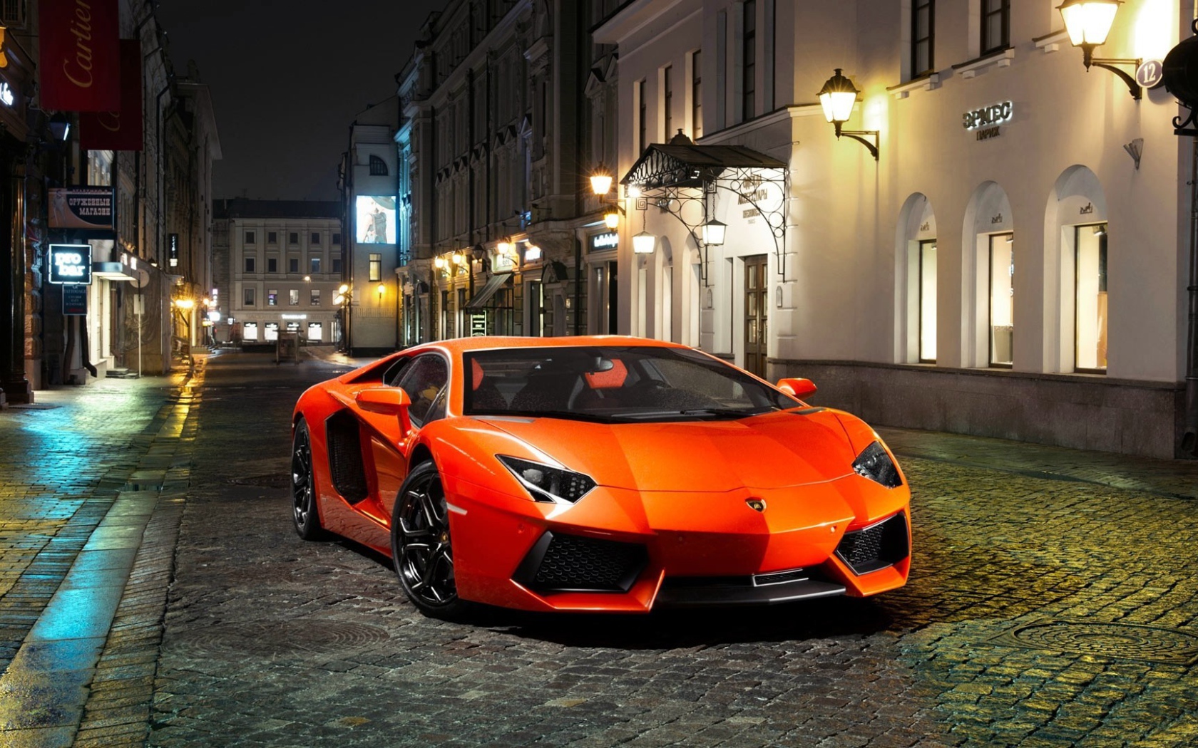 Оранжевый Ламборгини на пустой вечерней улице
