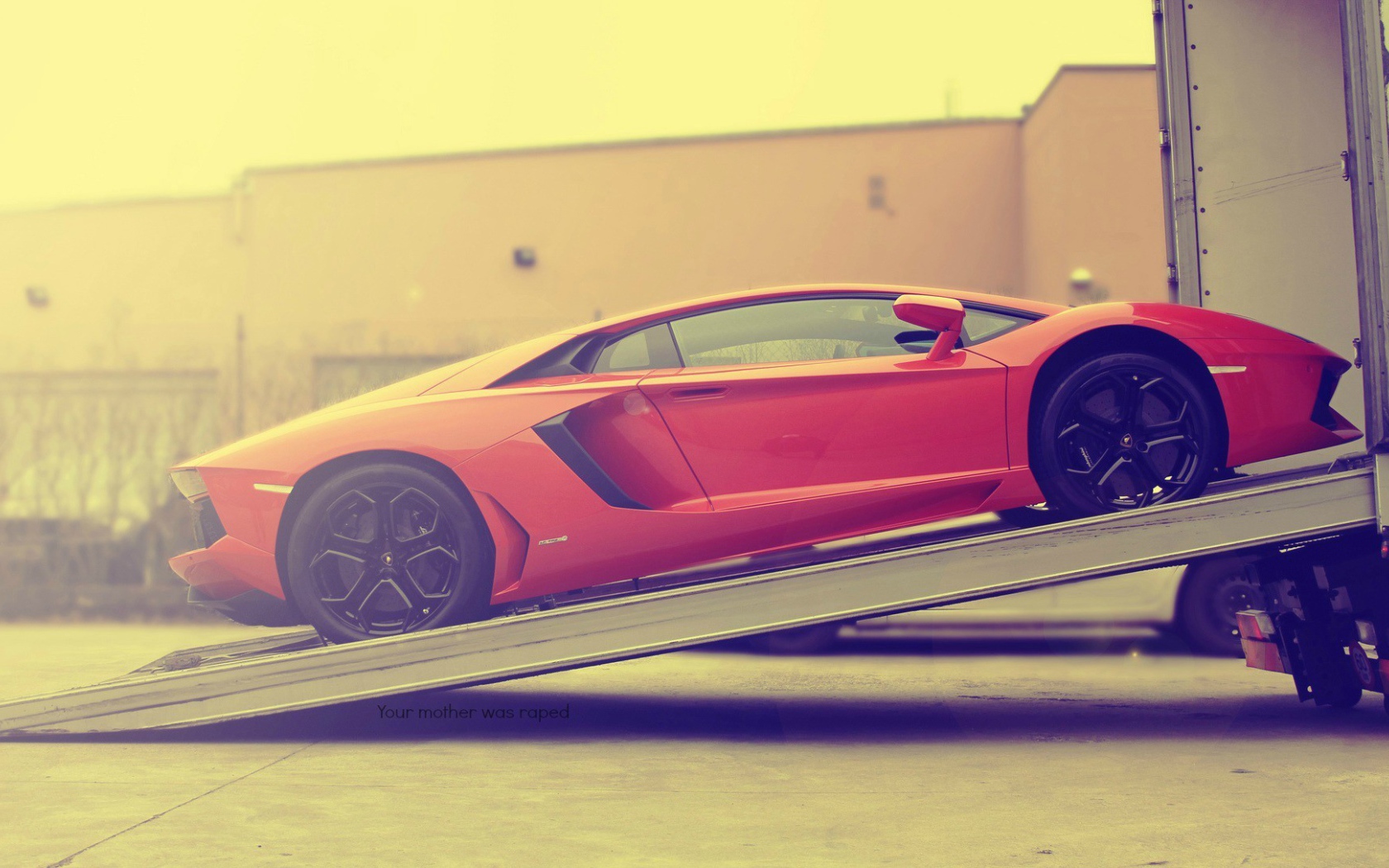 Красный Lamborghini Aventador загружается в грузовик