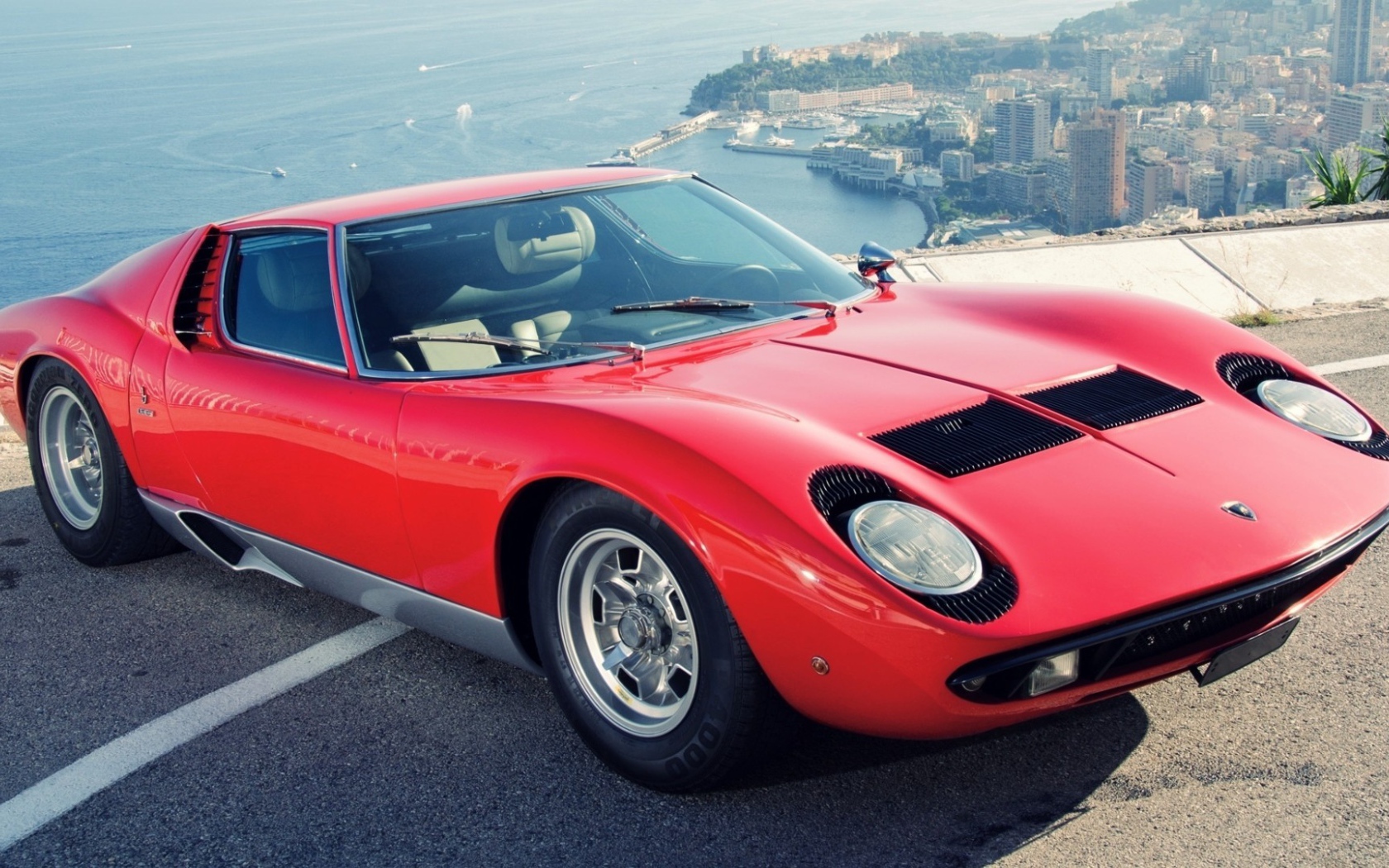 Красный Lamborghini Miura на фоне города