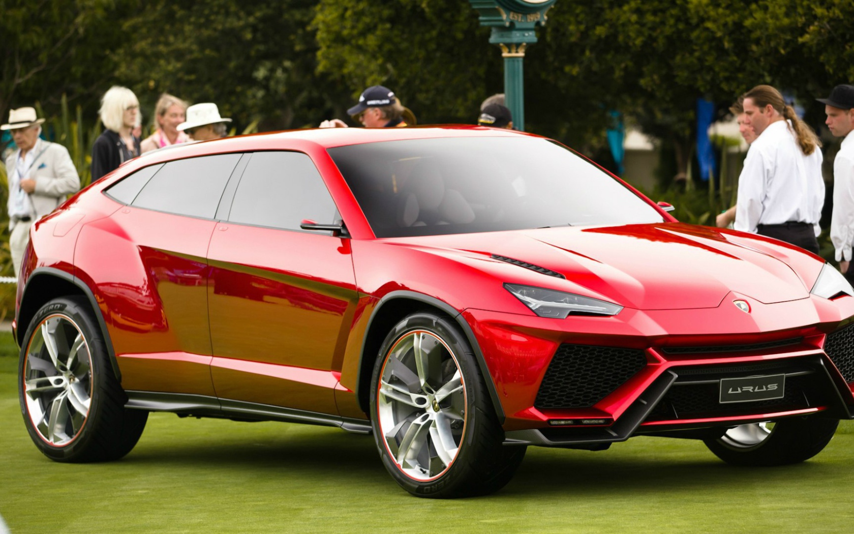 Красный Lamborghini Urus