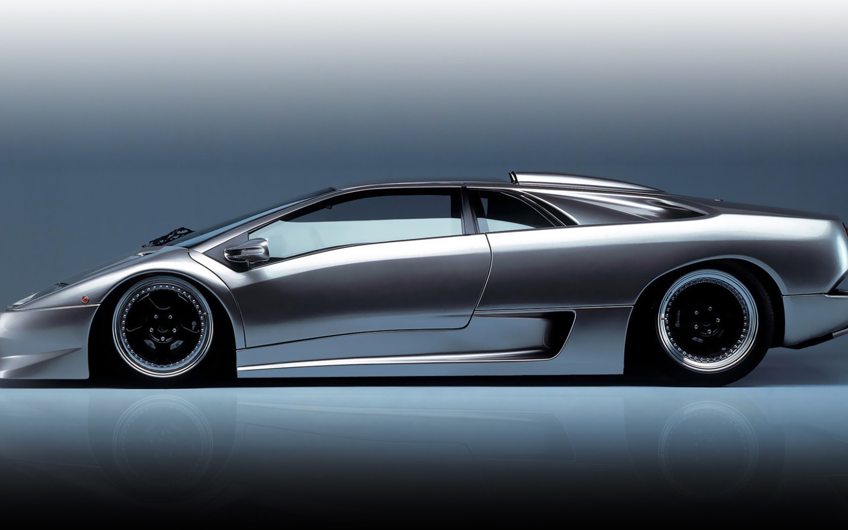 Стильный серебристый Ламборгини Diablo