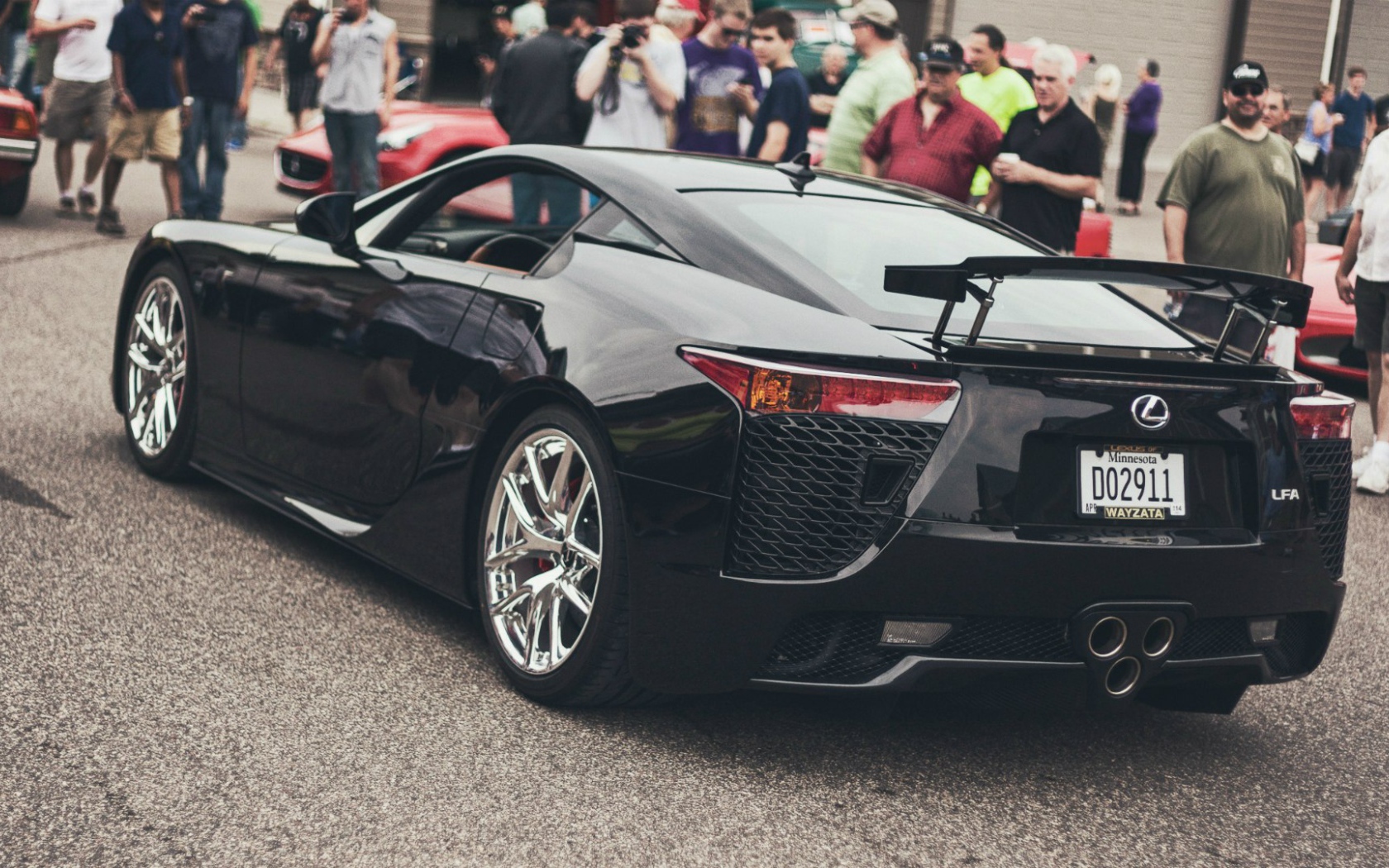 Черный автомобиль Lexus LFA