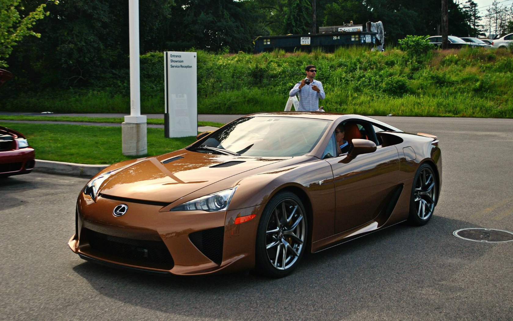 Коричневый автомобиль Lexus LFA