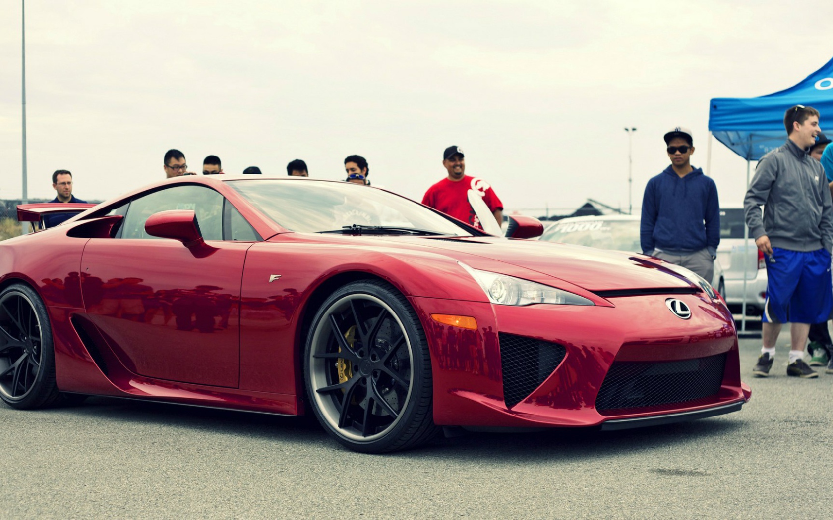 Красный автомобиль Lexus LFA