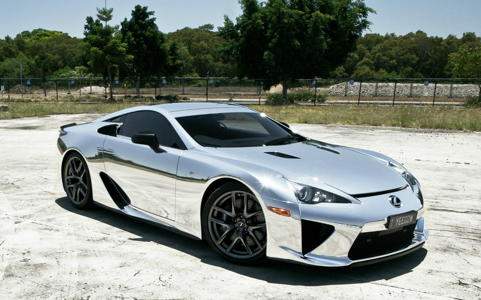 Серебристый автомобиль Lexus LFA