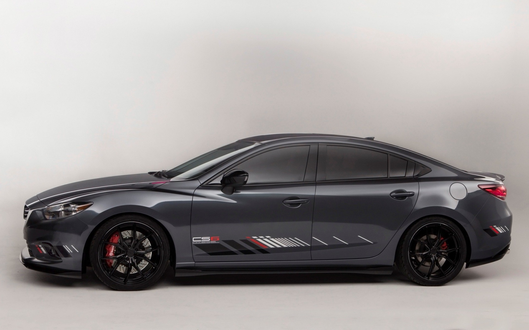 Черный автомобиль Mazda CS6