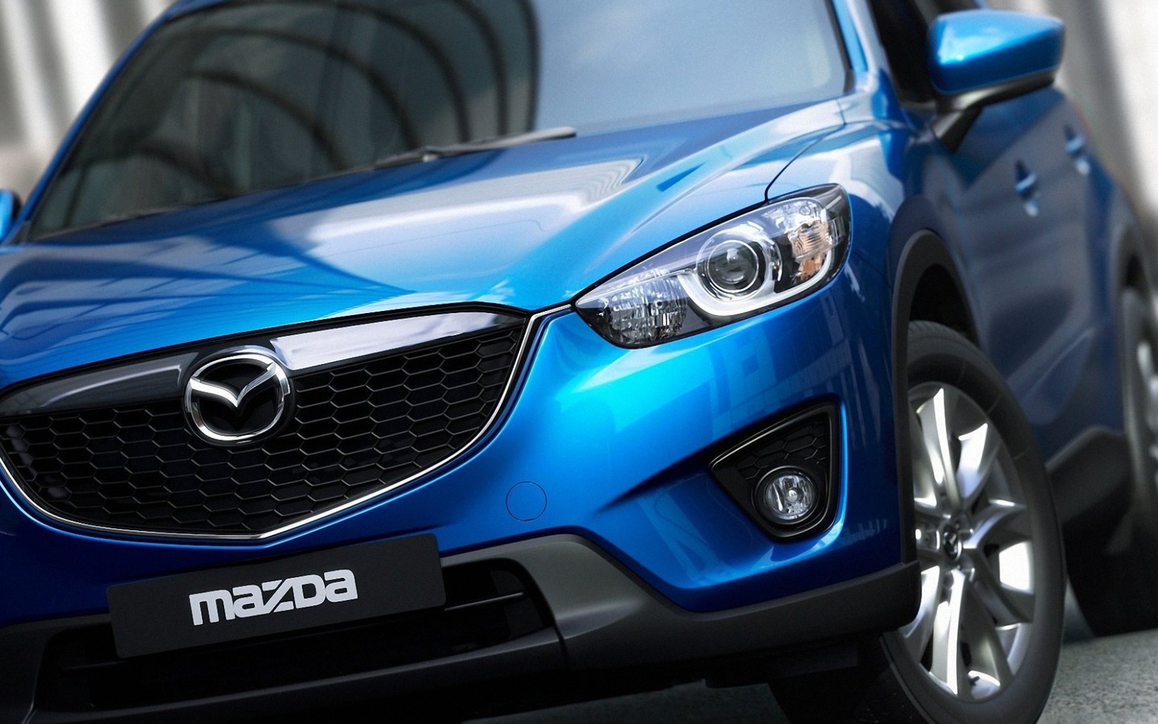 Голубой автомобиль Mazda CX-5