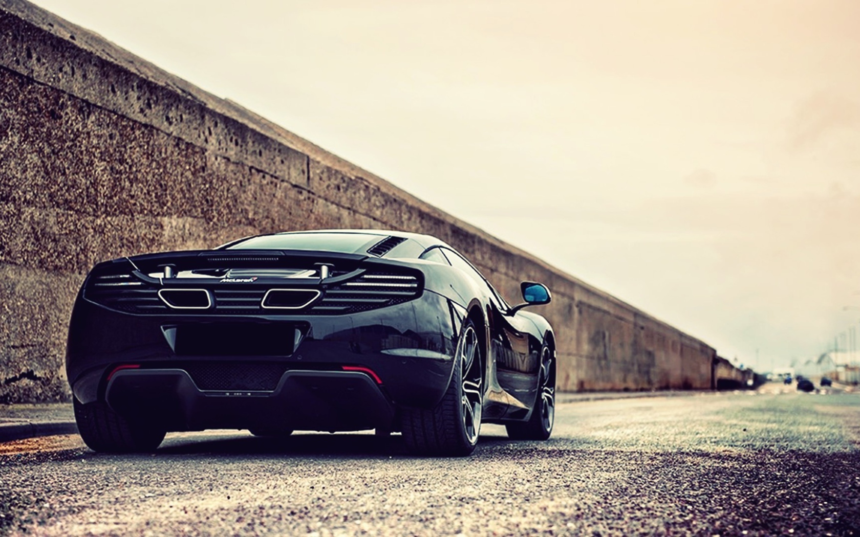 Черный McLaren MP4-12C у стены