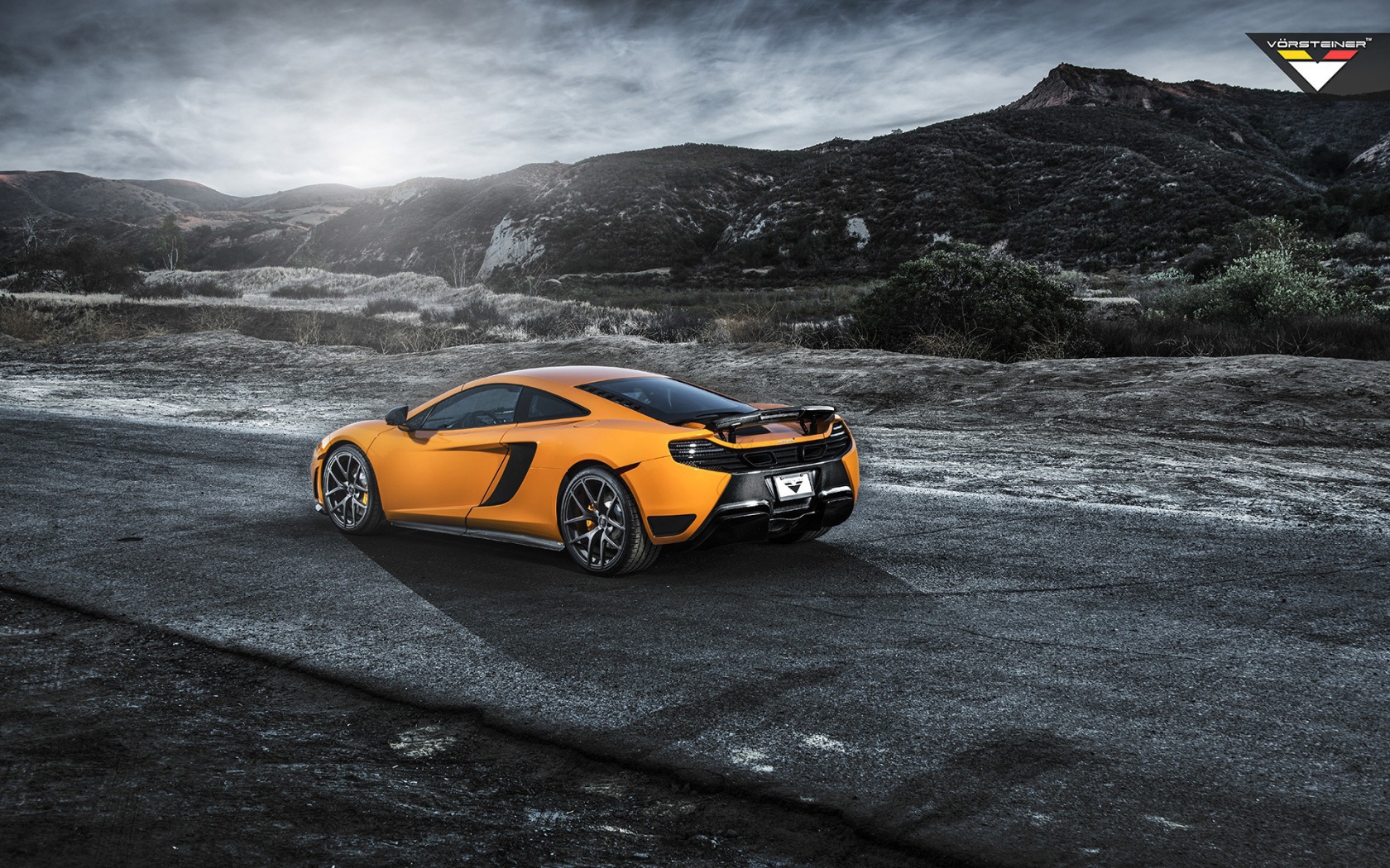 Оранжевый McLaren MP4-12C за городом