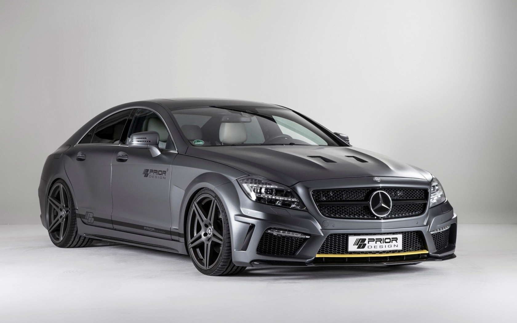 Красивый Mercedes-Benz CLS PD550 Black Edition