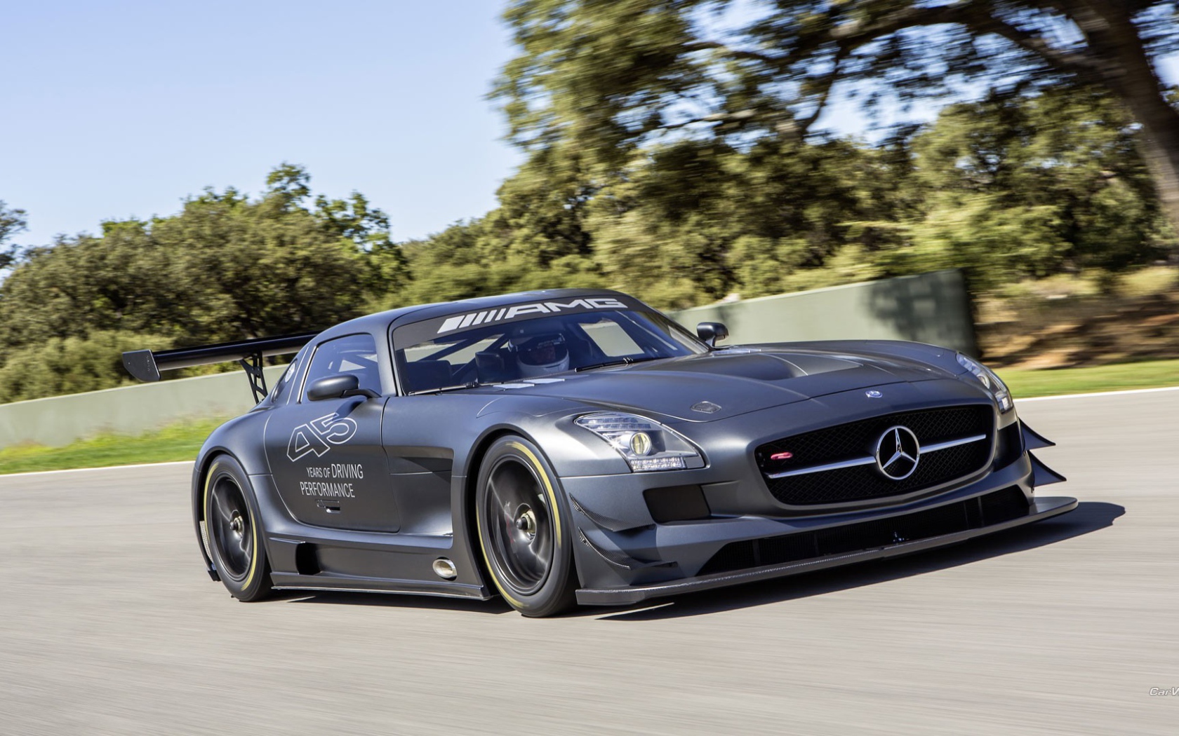 Черный гоночный автомобиль Mercedes SLS