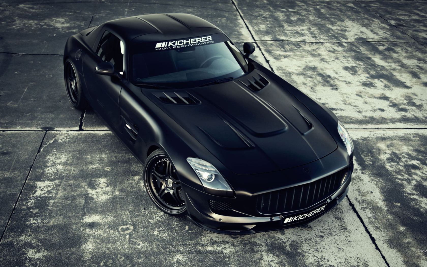 Черный спортивный Mercedes SLS