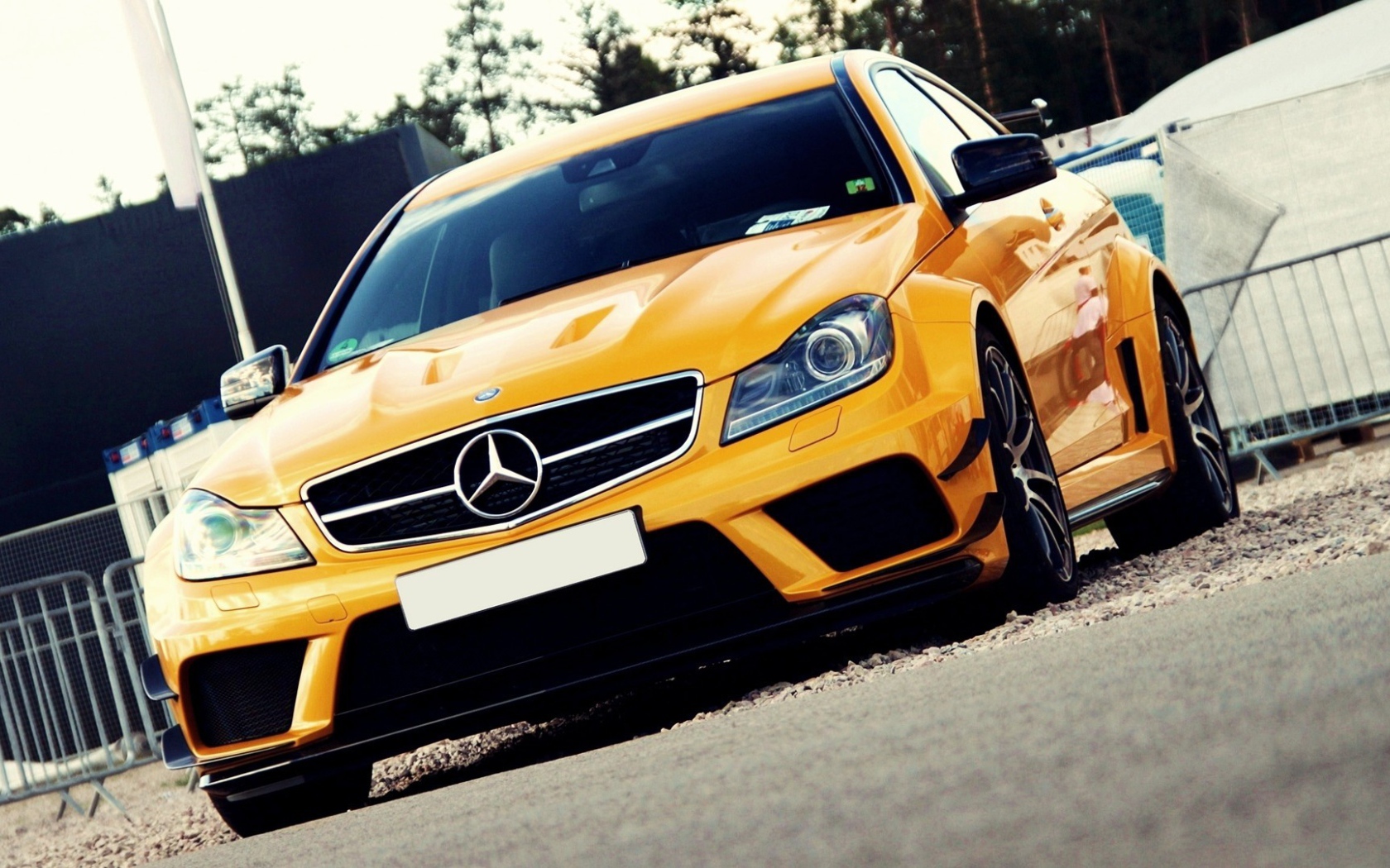 Светло оранжевый Mercedes-Benz