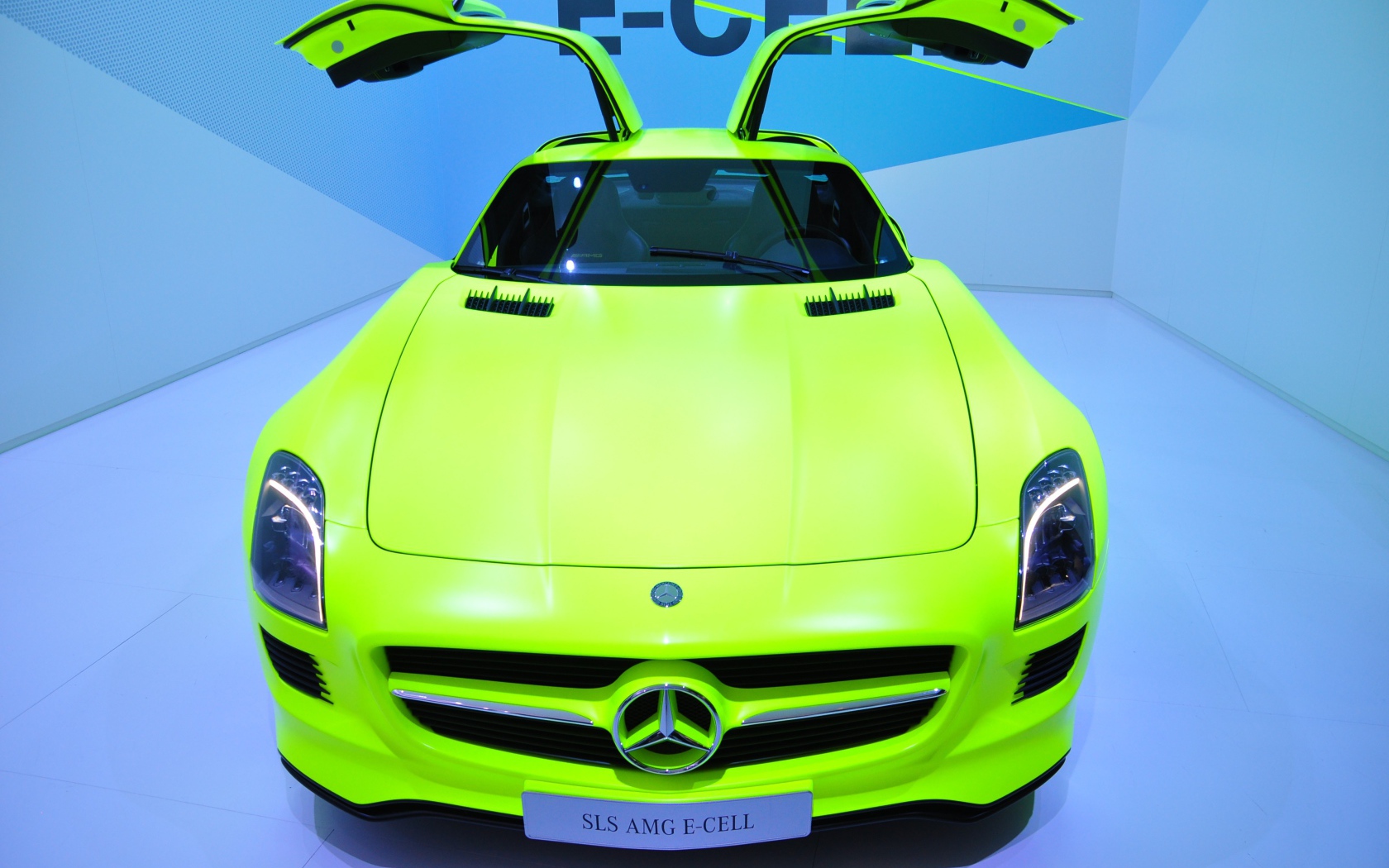 Зеленый электромобиль Mercedes-Benz SLS AMG