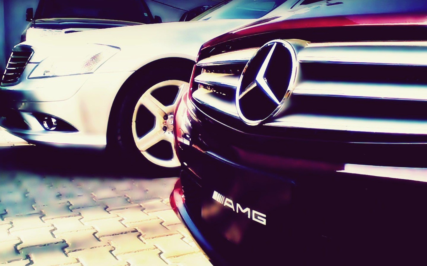 Радиаторная решетка вишневого Mercedes-Benz