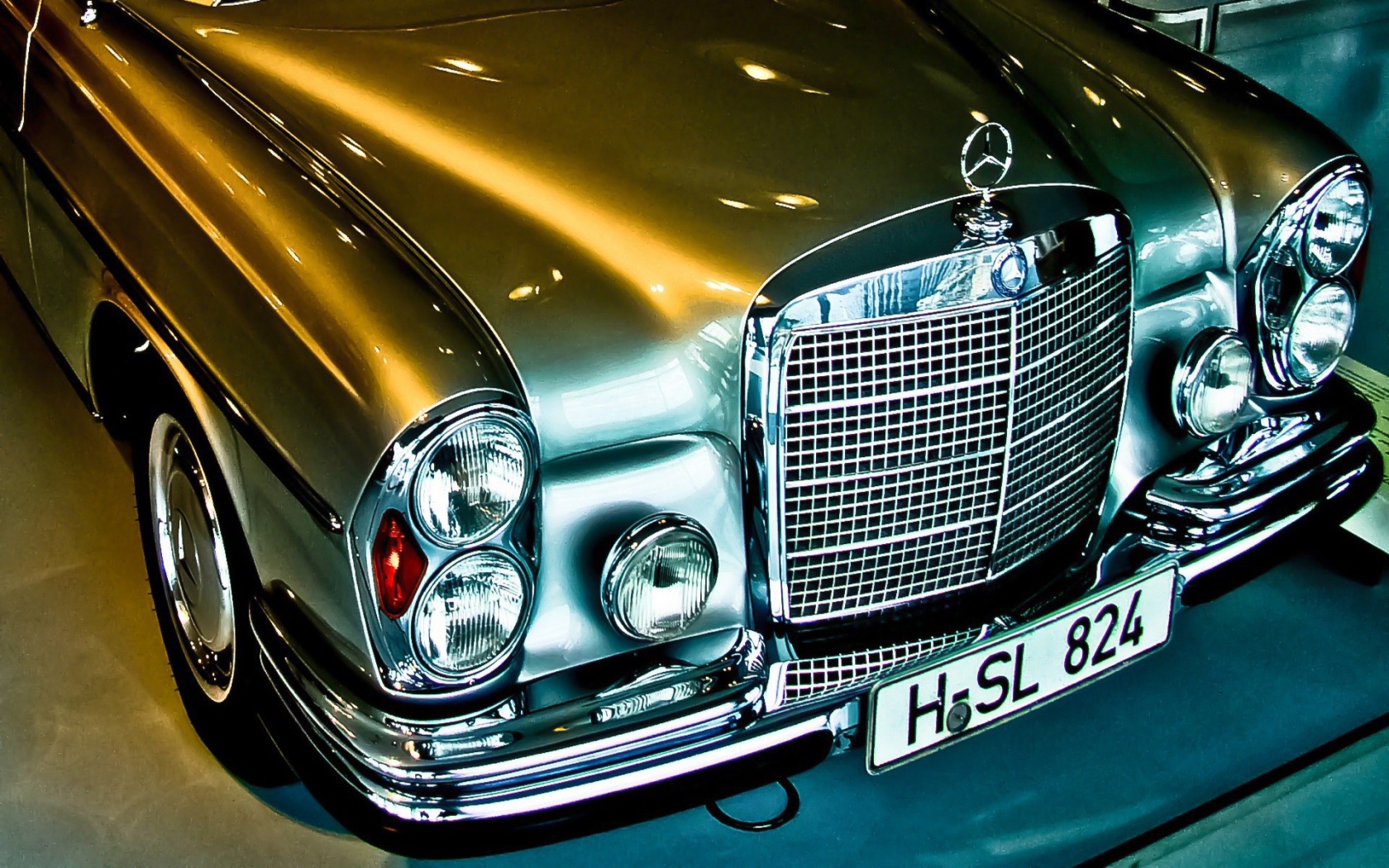 Серебристый Mercedes-Benz 300 SEL 6.3