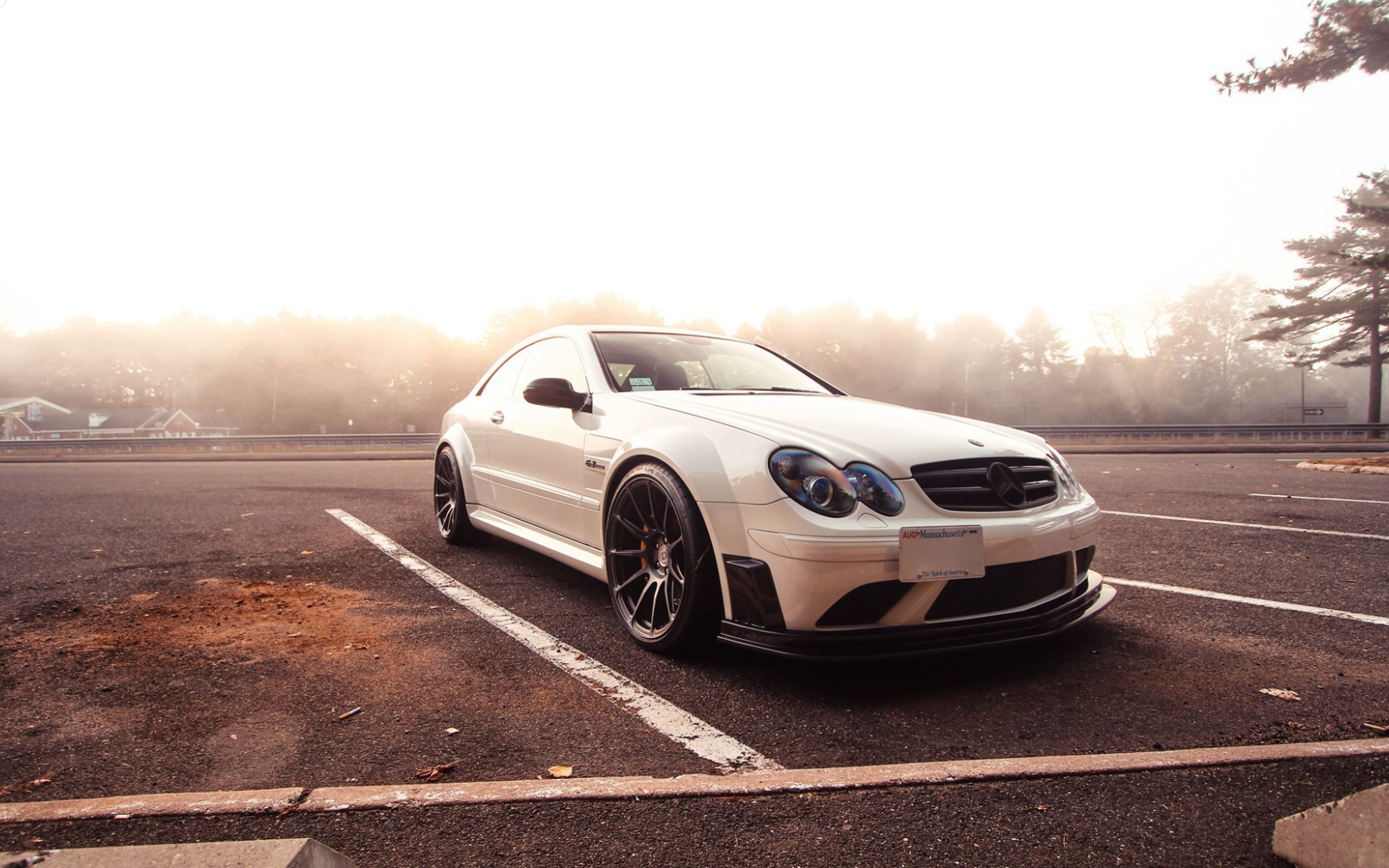 Белый Mercedes-Benz на парковке