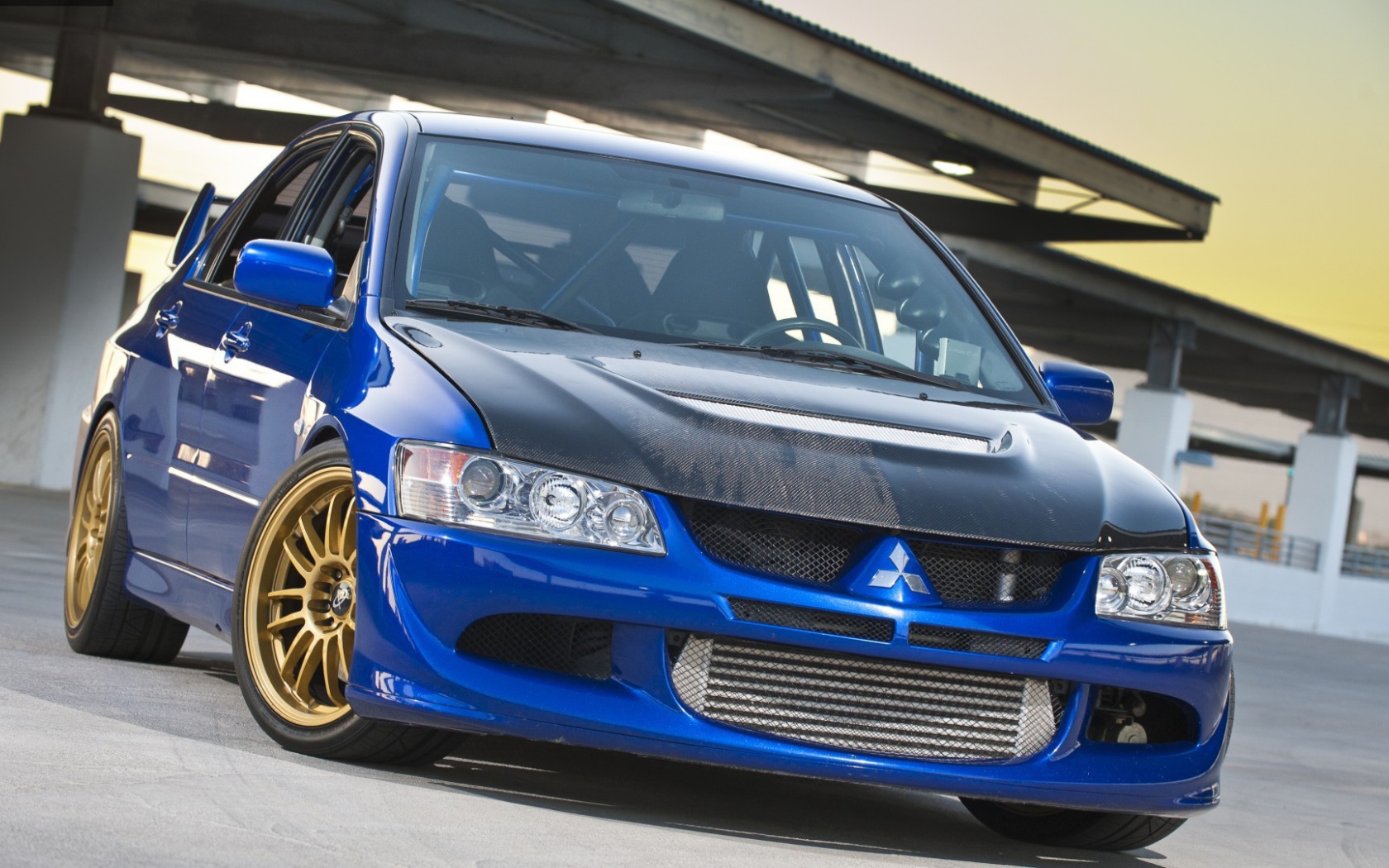 Голубой спортивный Mitsubishi Lancer Evolution IX