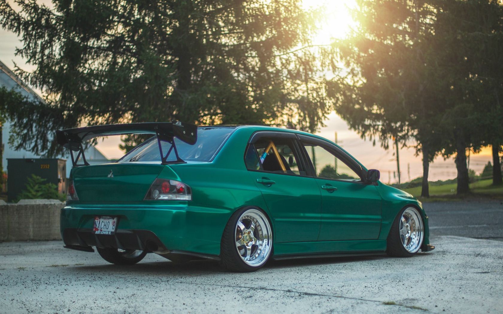 Темно зеленый Mitsubishi Lancer Evolution IX