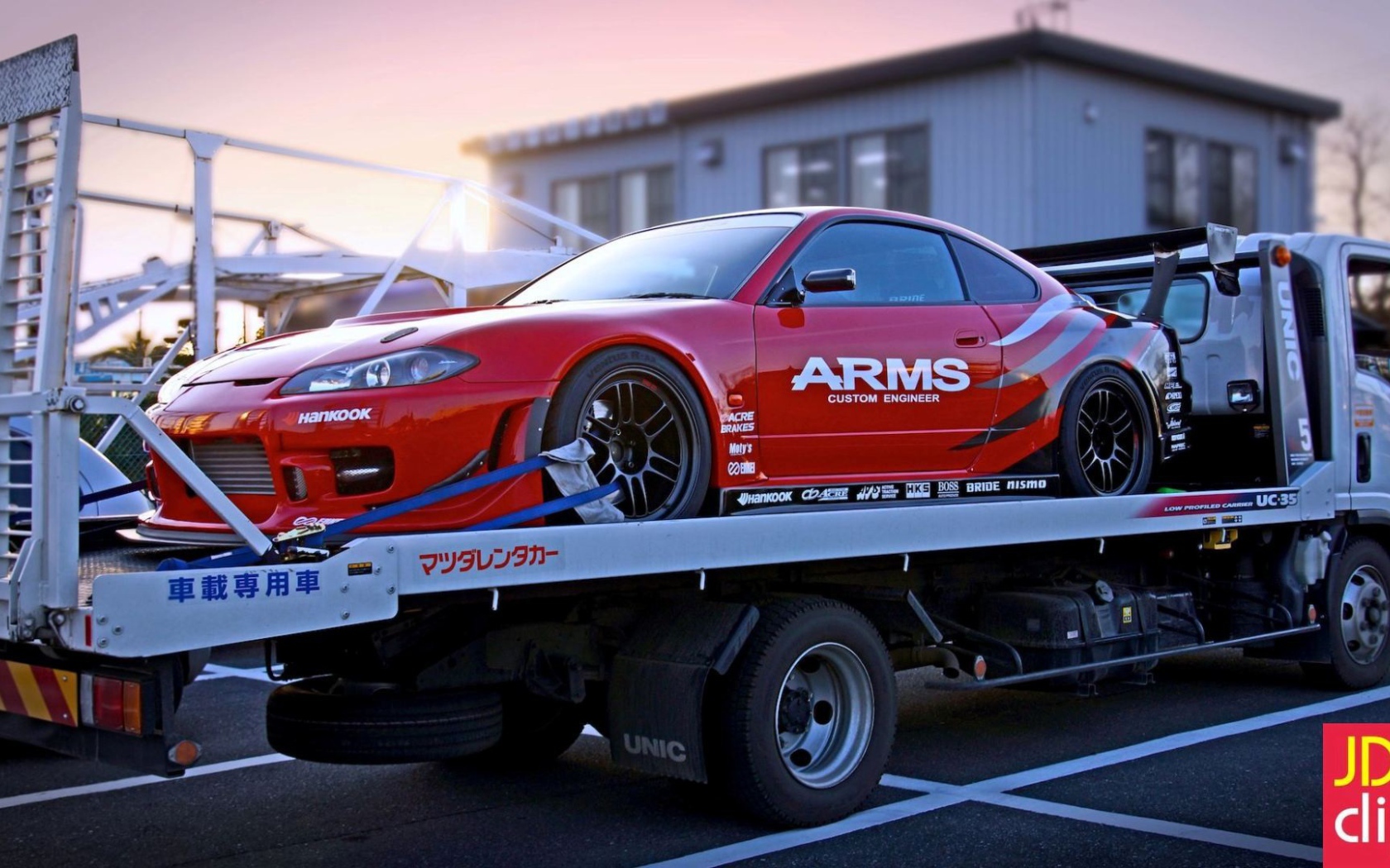 Автомобиль Nissan Silvia S15 на эвакуаторе