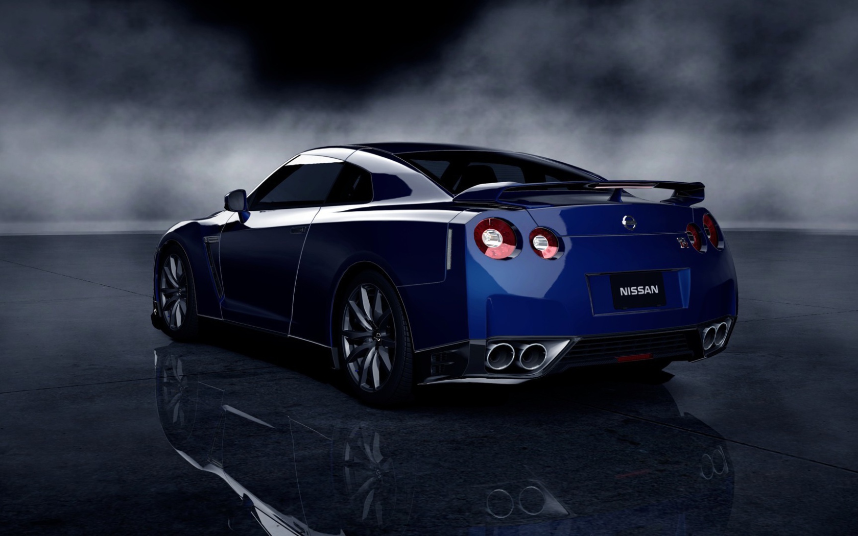 Дорогой синий автомобиль Ниссан