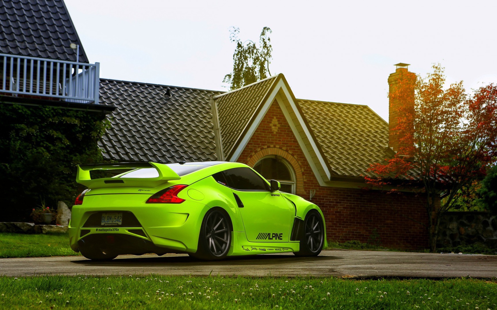 Зеленый Nissan 370Z у дома