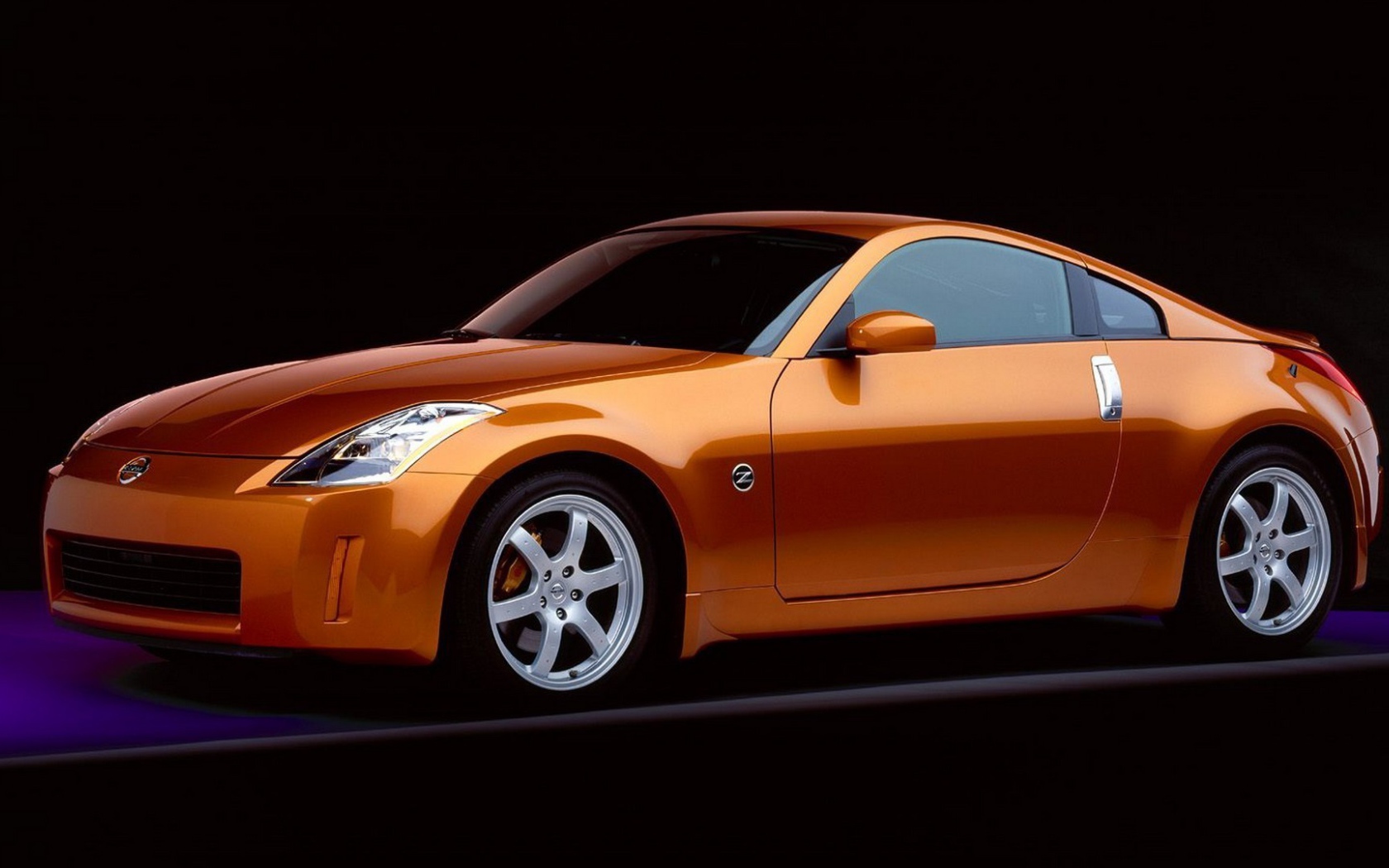 Оранжевый Nissan 350Z на черном фоне