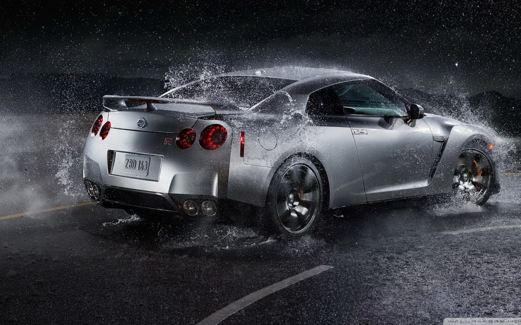 Серебристый Nissan GT-R под дождем