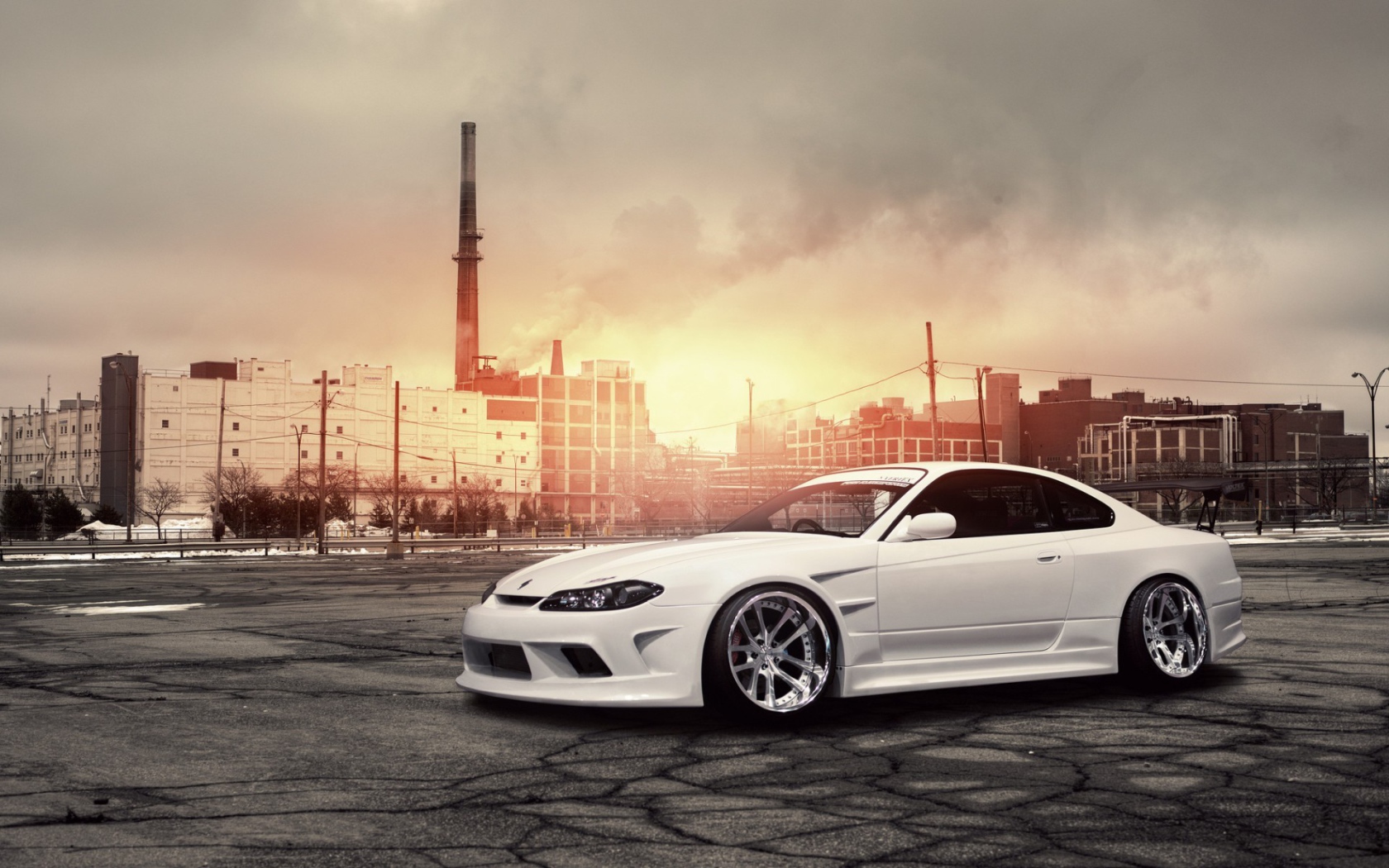 Белый Nissan Silvia S15 на фоне завода