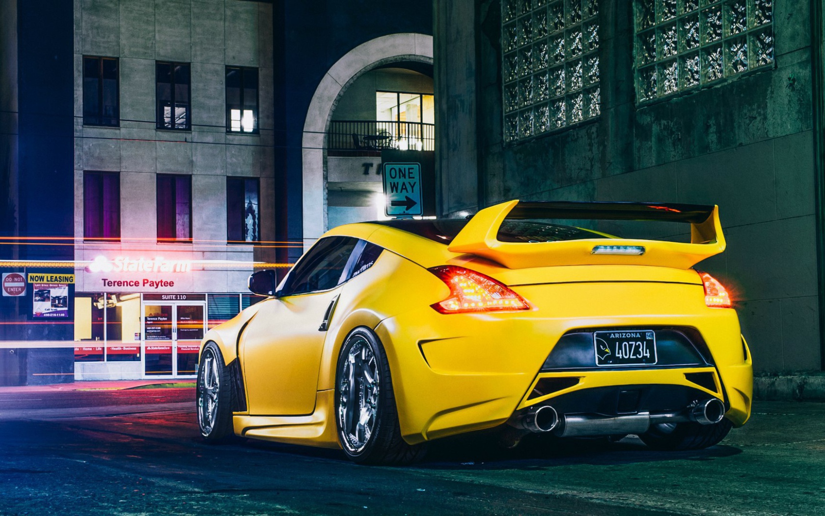 Желтый Nissan 370Z