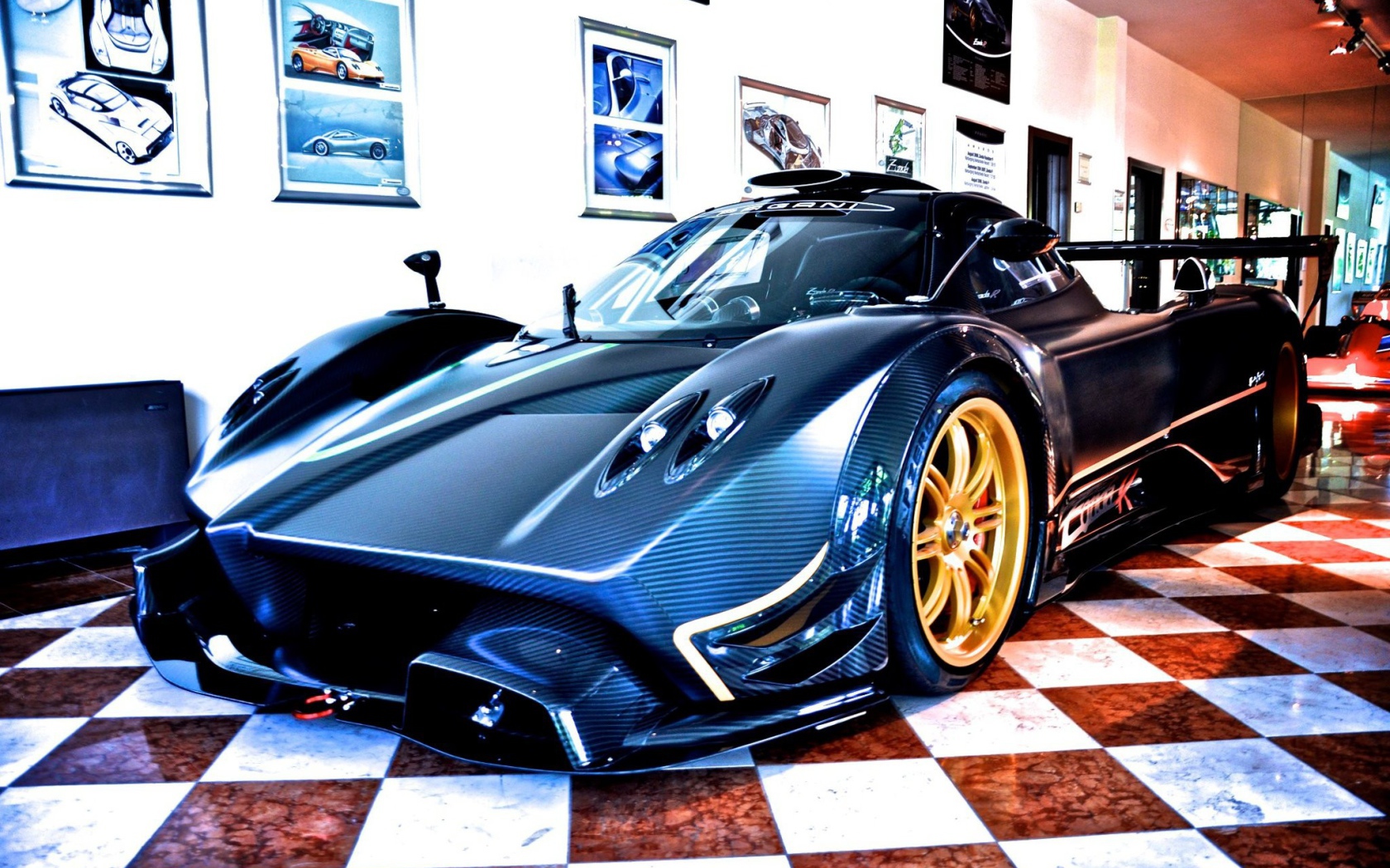 Автомобиль Pagani в помещении