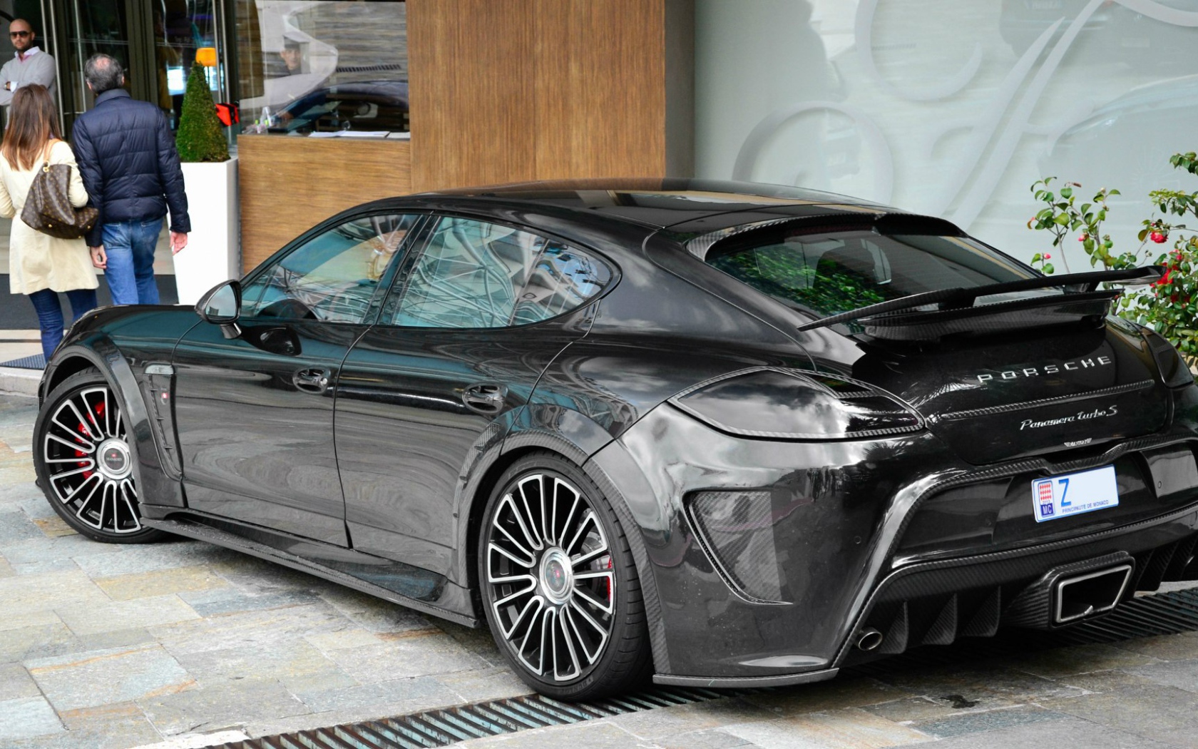Черный Porsche Mansory Panamera C ONE