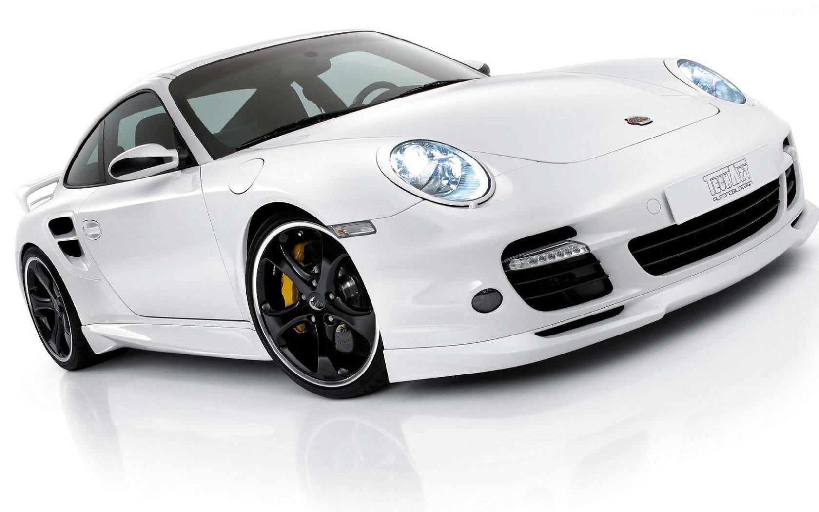 Белый спорт кар Порш на белом фоне