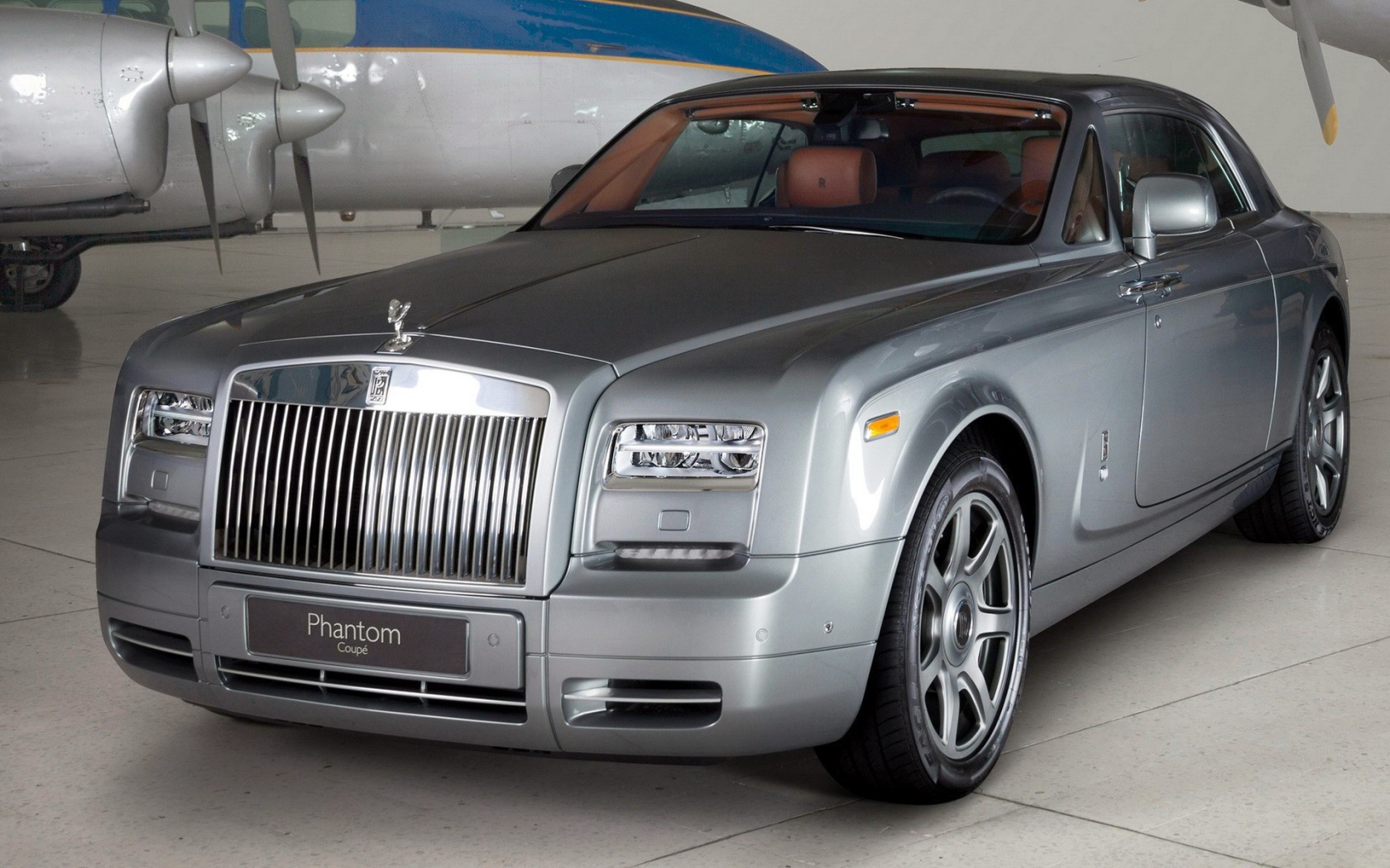 Серебристый Rolls-Royce Фантом