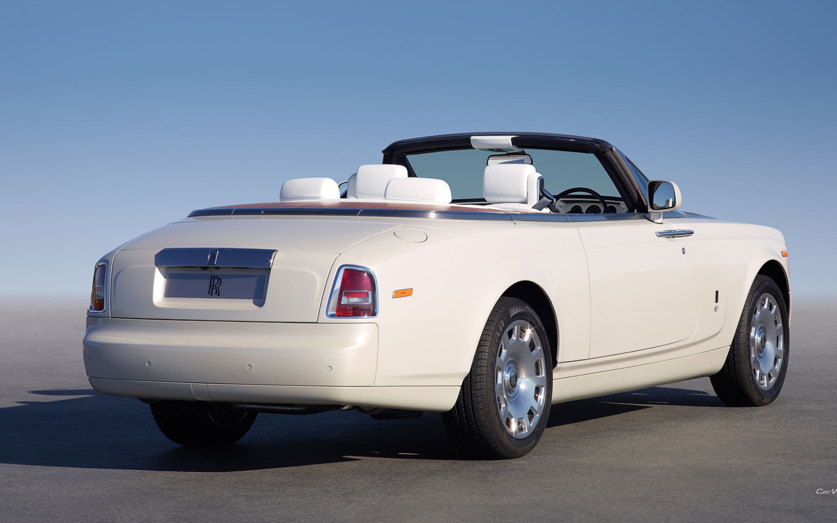 Белый кабриолет Rolls-Royce Phantom