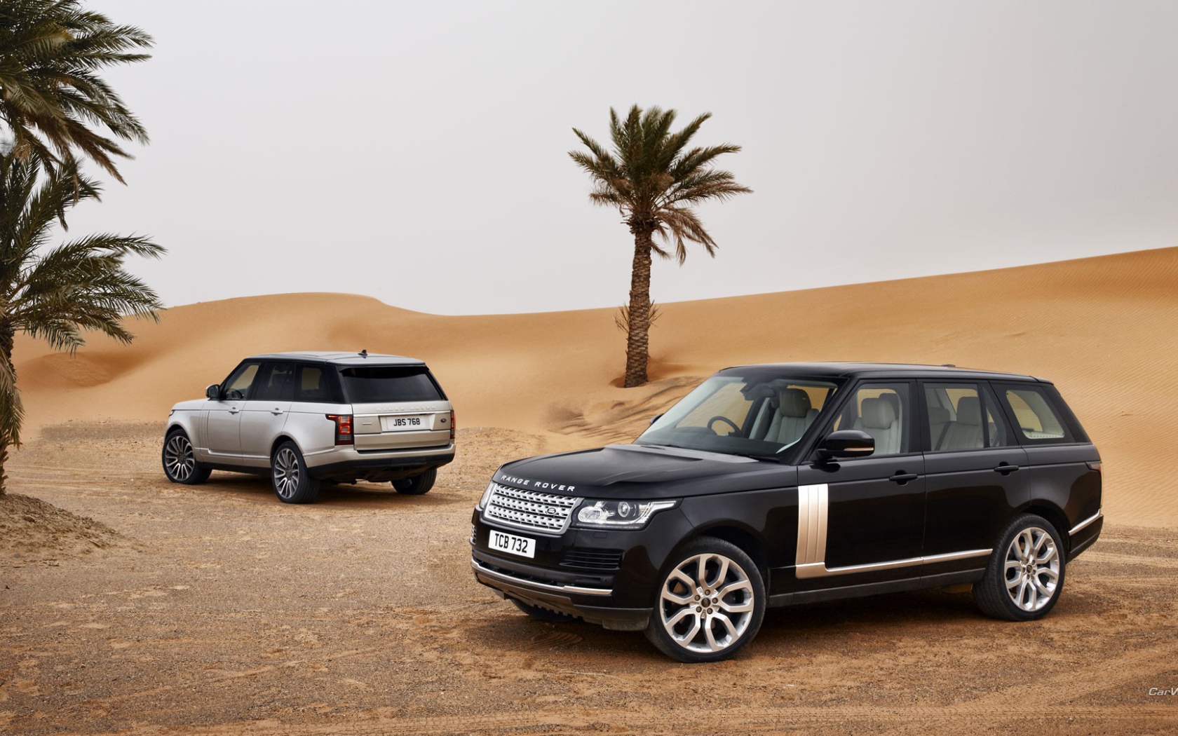 Черный Range Rover в пустыне