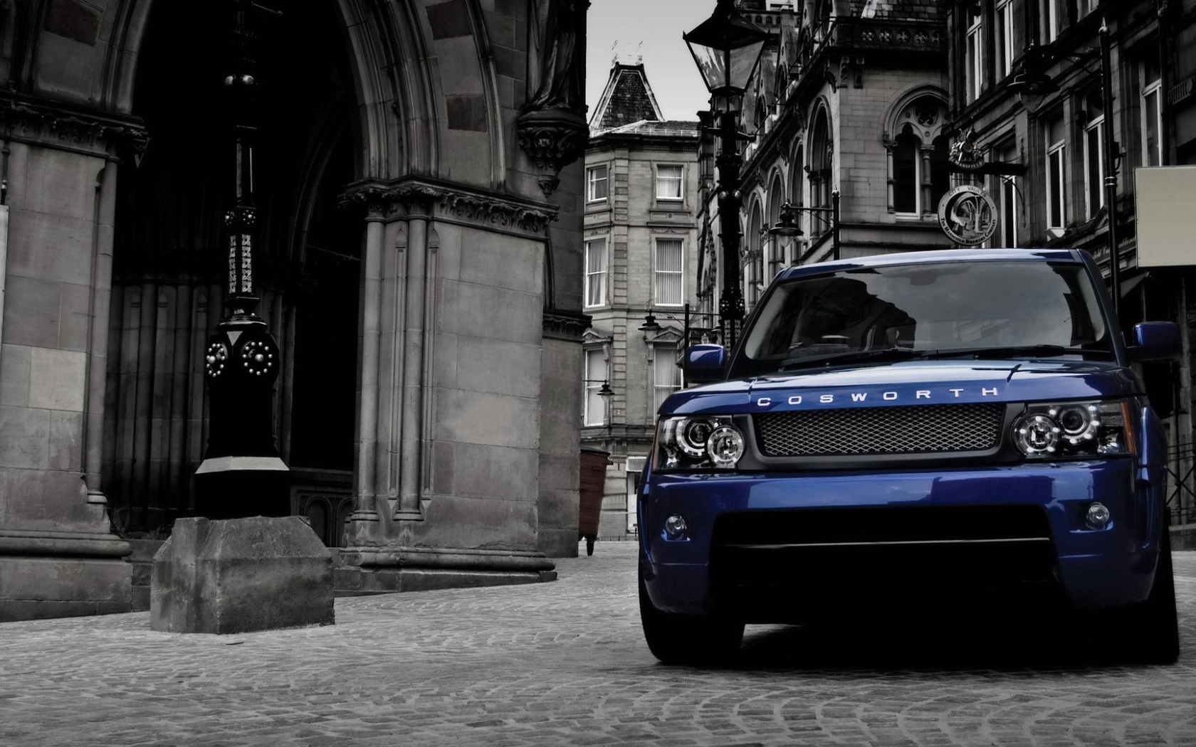 Мощный синий Range Rover