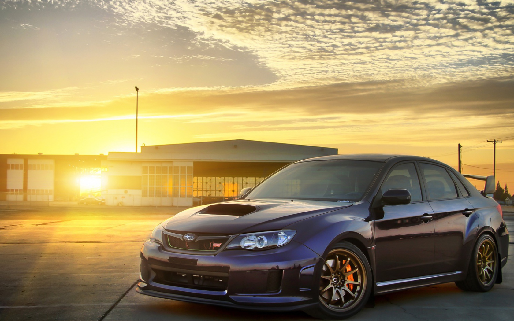 Автомобиль Subaru Impreza на восходе солнца