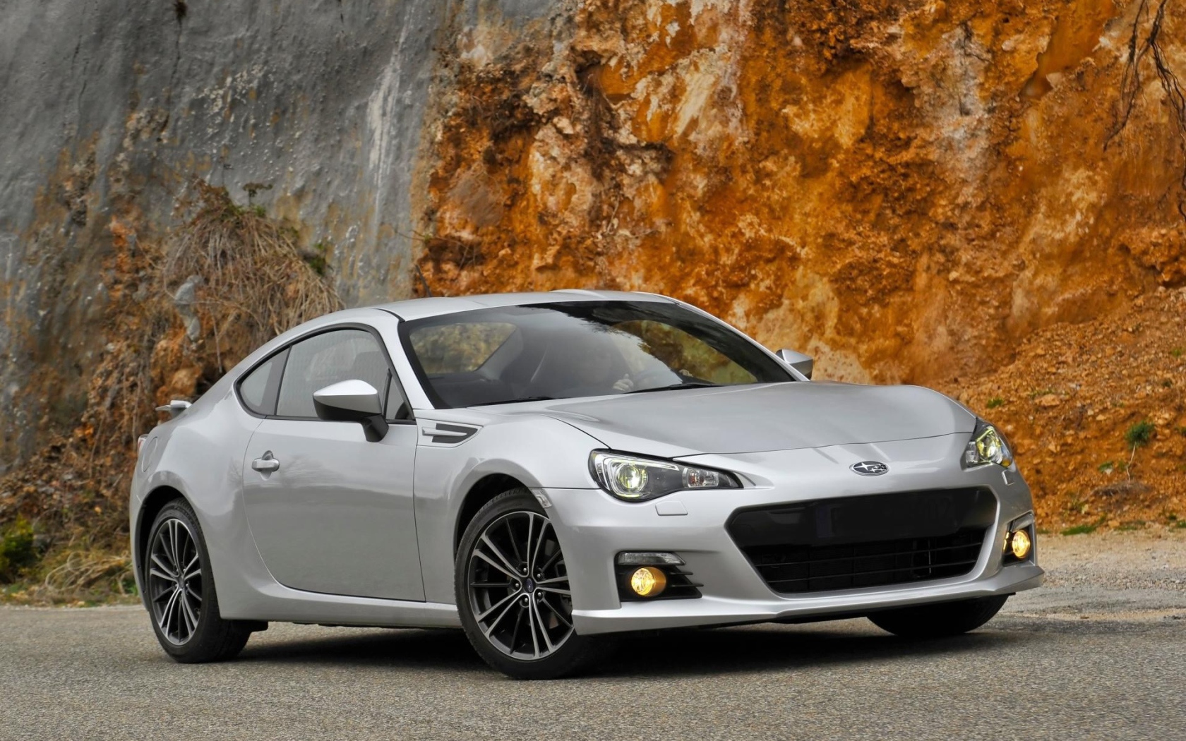 Серая Subaru BRZ у скалы