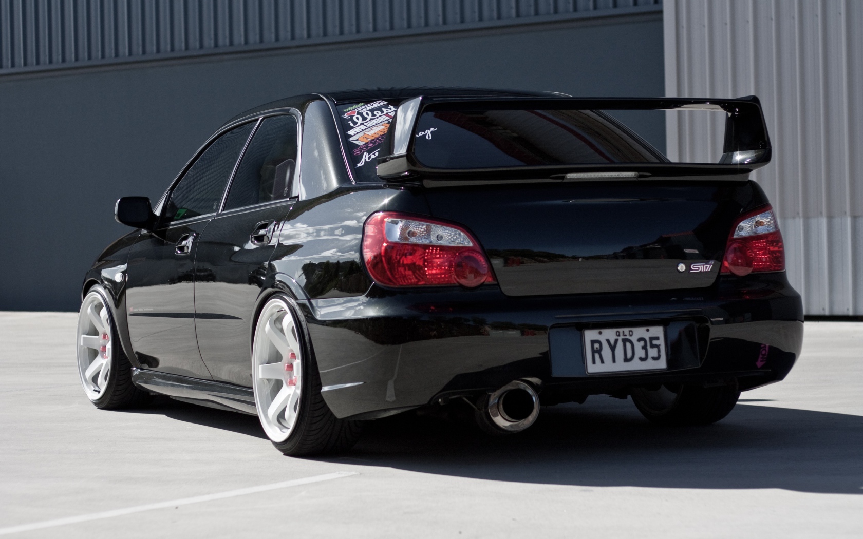 Вид сзади на черную Subaru Impreza WRX STi