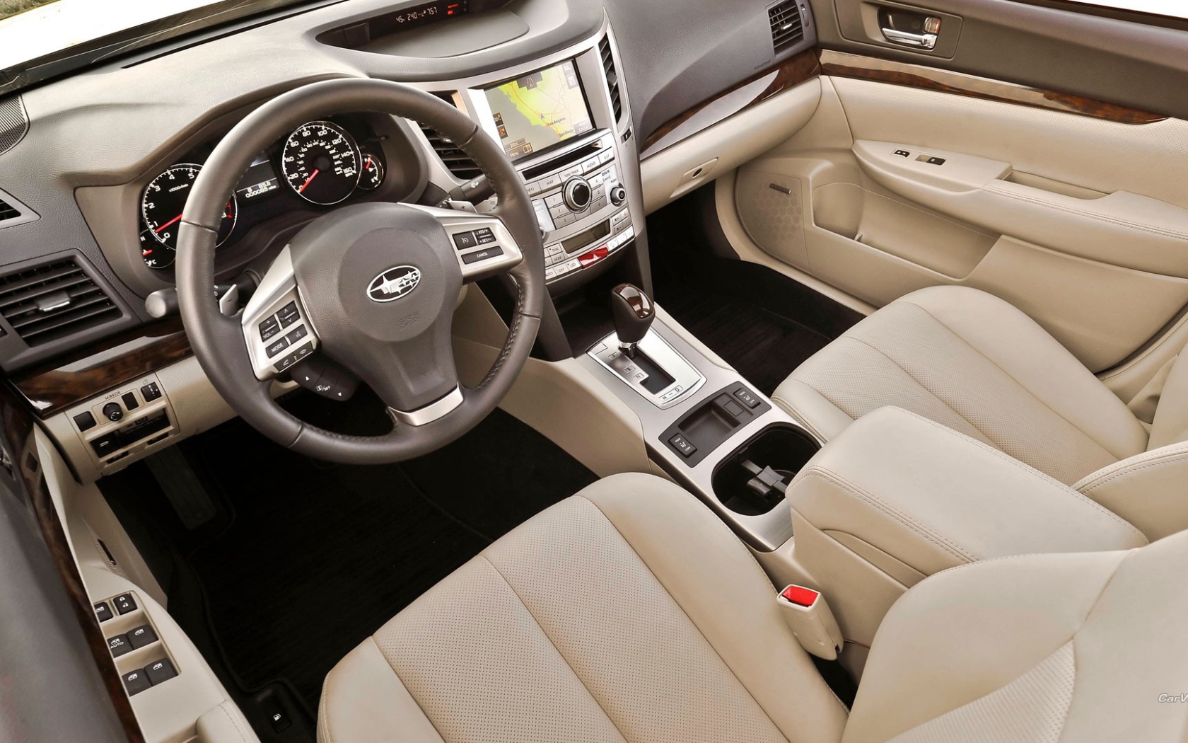 Белый салон Subaru Legacy