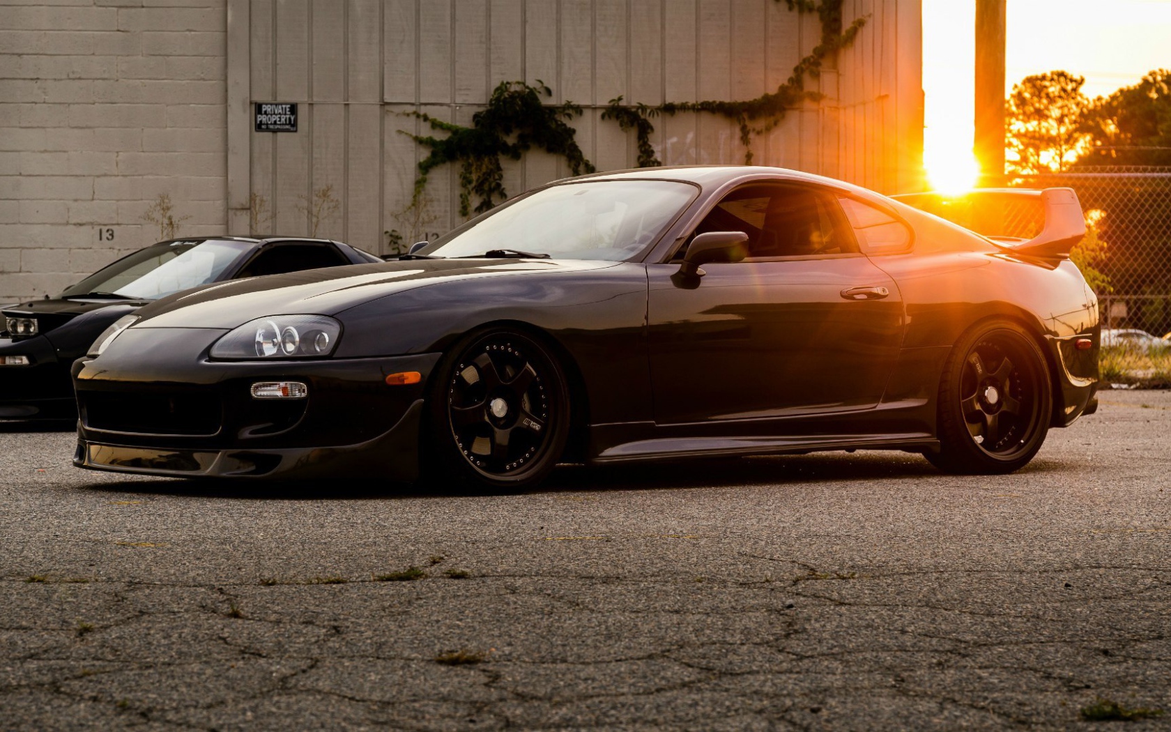 Черная Toyota Supra на фоне заката