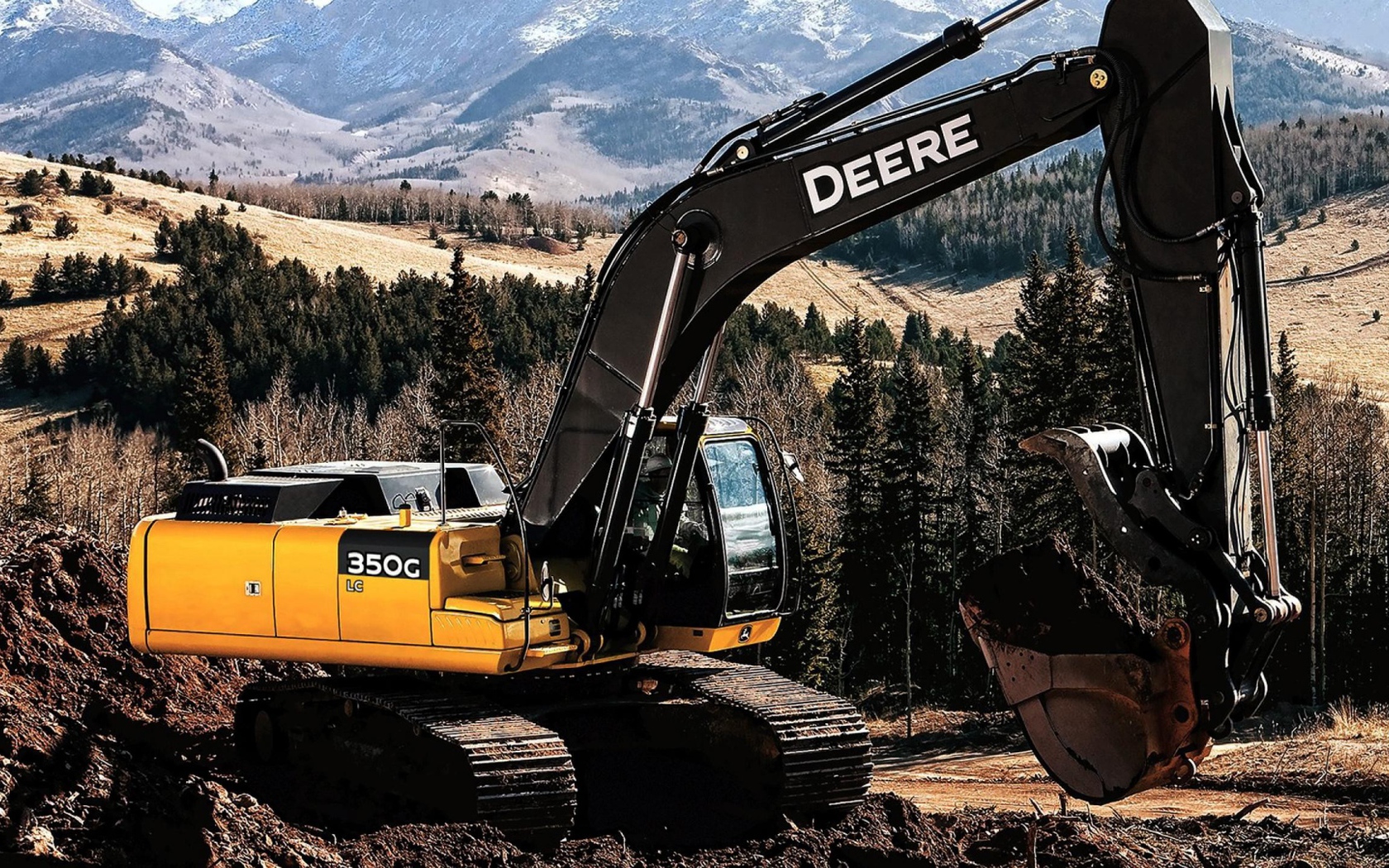 Экскаватор в лесу