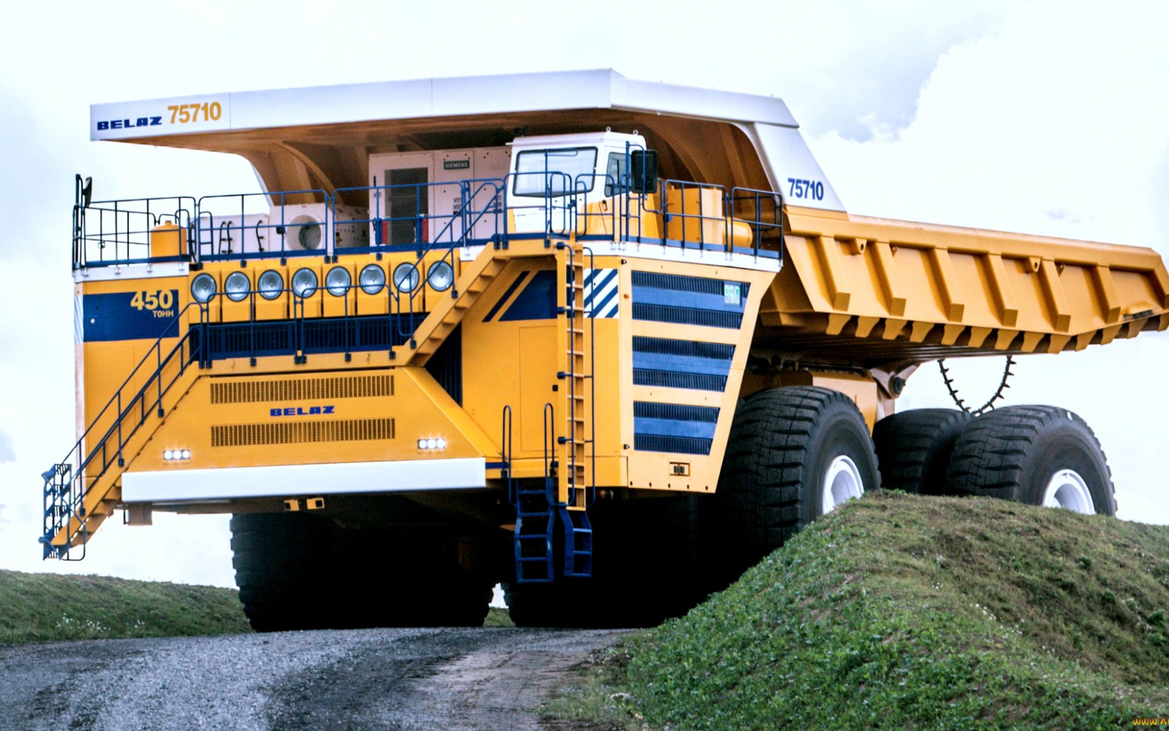 Самосвал для работы в карьерах