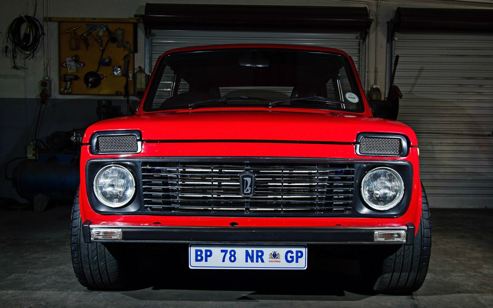 Красная Lada Niva