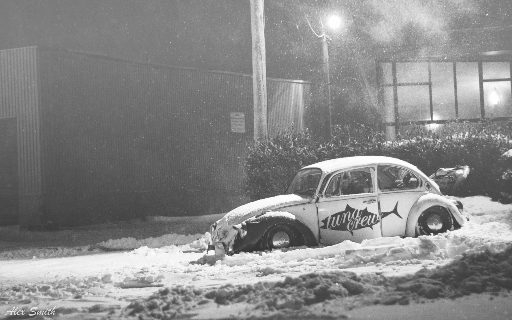 Автомобиль Volkswagen Beetle покрыт снегом