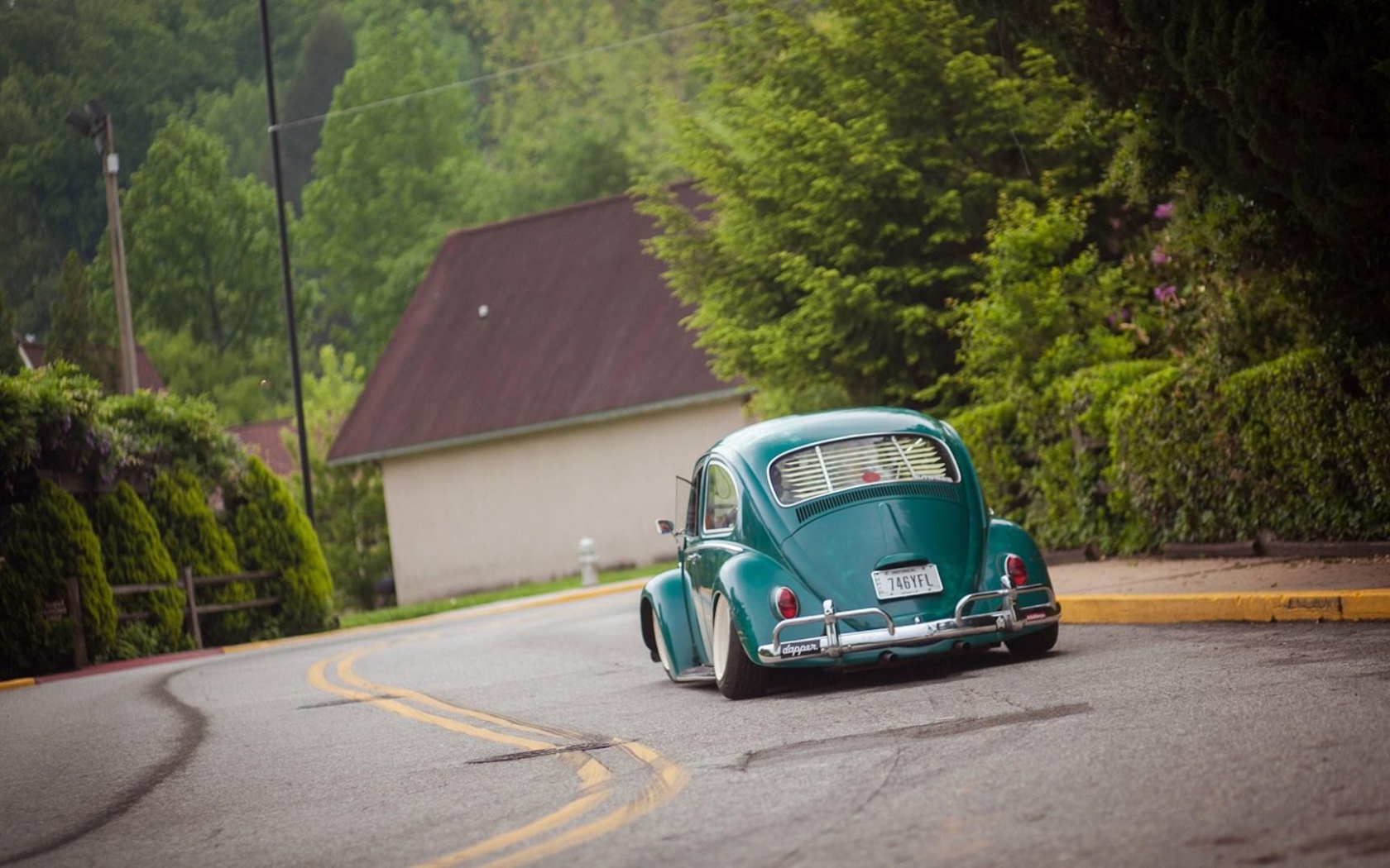 Зеленый Volkswagen Beetle на дороге