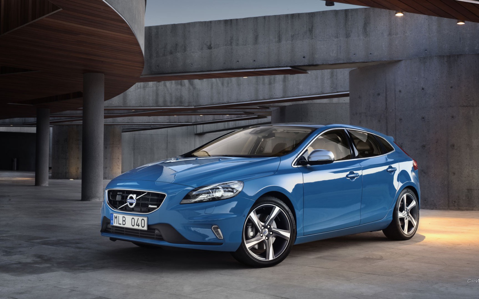 Голубой Volvo на парковке